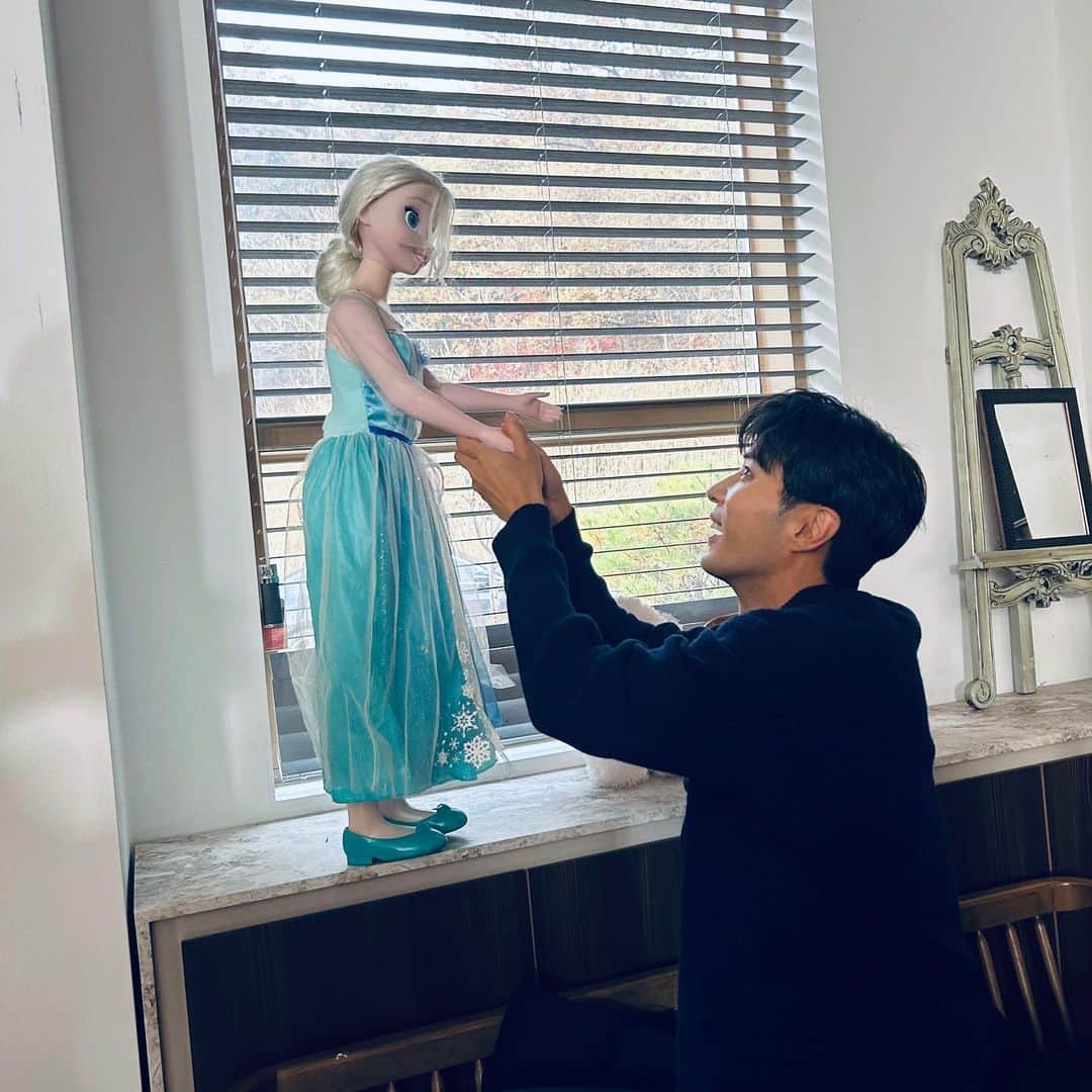 キム・ジソクさんのインスタグラム写真 - (キム・ジソクInstagram)「. 만나뵙게 되서 영광입니다 공쥬님👸손이 얼음장이시네요..❄️ #수족냉증 #나를위해 #일어서주신 #엘사님과 #차가운대화」11月10日 17時42分 - kimjiseok16