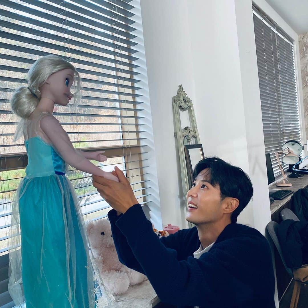 キム・ジソクさんのインスタグラム写真 - (キム・ジソクInstagram)「. 만나뵙게 되서 영광입니다 공쥬님👸손이 얼음장이시네요..❄️ #수족냉증 #나를위해 #일어서주신 #엘사님과 #차가운대화」11月10日 17時42分 - kimjiseok16