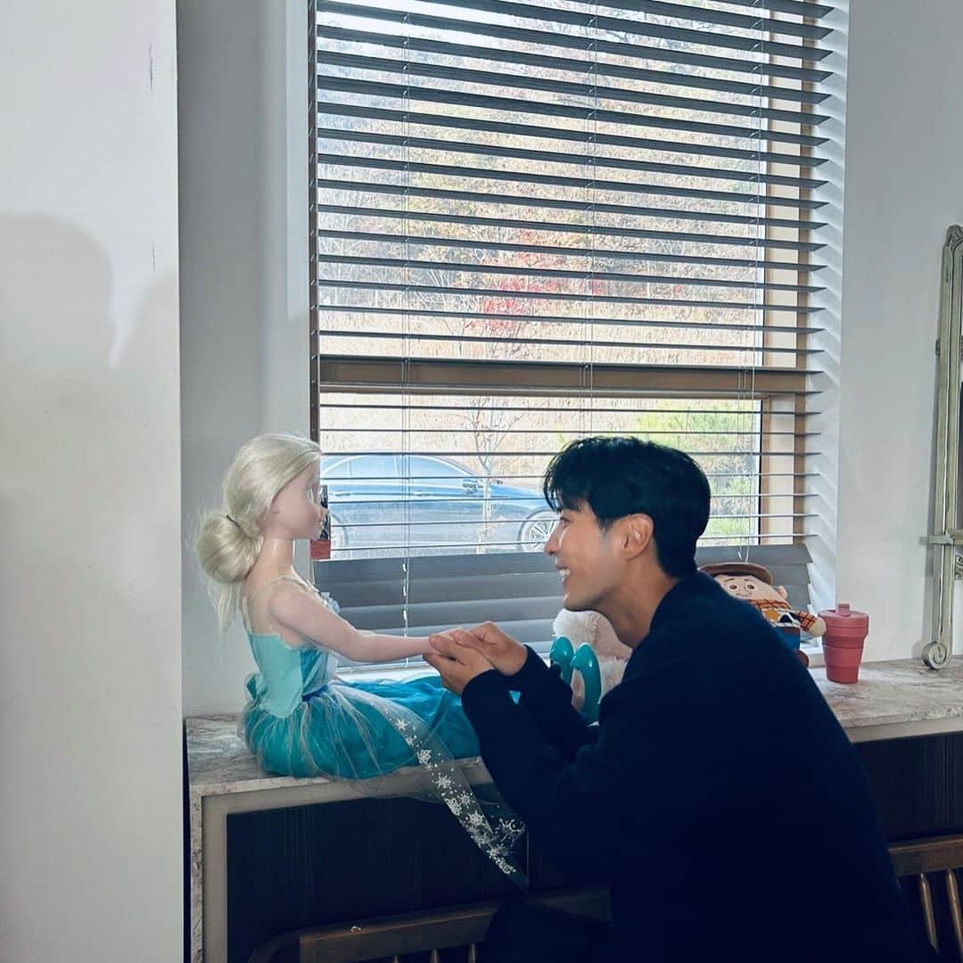 キム・ジソクさんのインスタグラム写真 - (キム・ジソクInstagram)「. 만나뵙게 되서 영광입니다 공쥬님👸손이 얼음장이시네요..❄️ #수족냉증 #나를위해 #일어서주신 #엘사님과 #차가운대화」11月10日 17時42分 - kimjiseok16