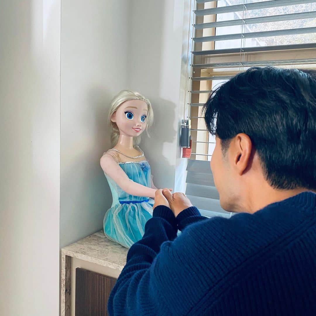 キム・ジソクさんのインスタグラム写真 - (キム・ジソクInstagram)「. 만나뵙게 되서 영광입니다 공쥬님👸손이 얼음장이시네요..❄️ #수족냉증 #나를위해 #일어서주신 #엘사님과 #차가운대화」11月10日 17時42分 - kimjiseok16