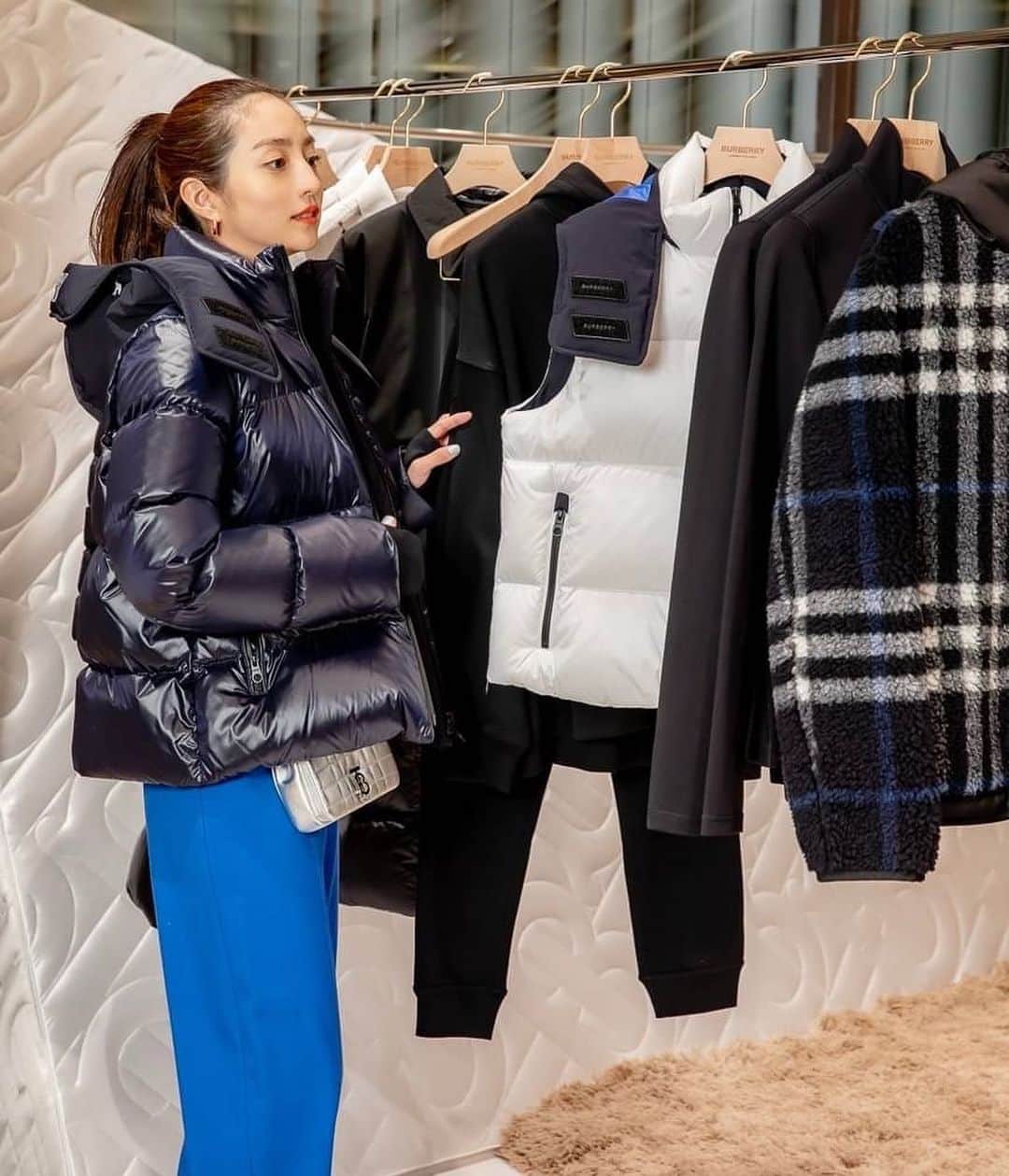 堀田茜さんのインスタグラム写真 - (堀田茜Instagram)「阪急うめだ本店1階 にて行われているBURBERRYのpop up storeへ🏔 雪山をイメージした店内には今のBURBERRYらしいスタイリッシュなゴンドラも🚠🤍 本格的に寒くなる前に見に行ってみて♡  @burberry #burberryouterwear」11月10日 19時14分 - akanehotta