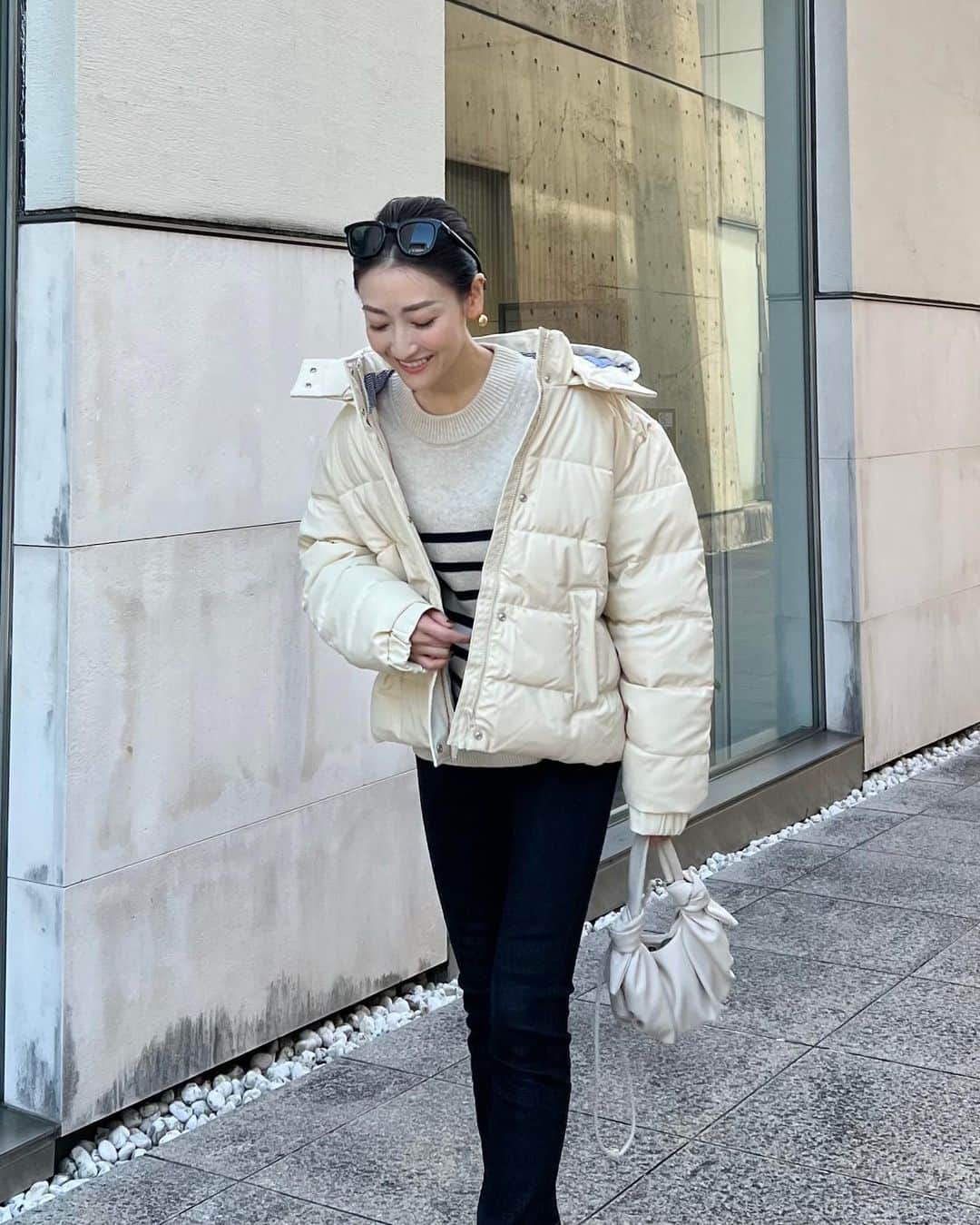 金子麻貴さんのインスタグラム写真 - (金子麻貴Instagram)「冬になると着たくなるホワイトのアウター🤍  @petitbateau_jp のパフジャケットはリサイクル素材で防水、撥水性もあってアウトドアにも良さそう✨  インナーのボーダーニットもフレンチマリンな雰囲気でプチバトーのロゴがさりげなくて可愛い。  アウターは少しゆったり着たくてMサイズ。 ニットはSでちょうど良かった🤍  #fashion#petitbateau#プチバトー#プチバトーアウター#パフジャケット#プチバトーニット」11月10日 19時52分 - mtmmaki