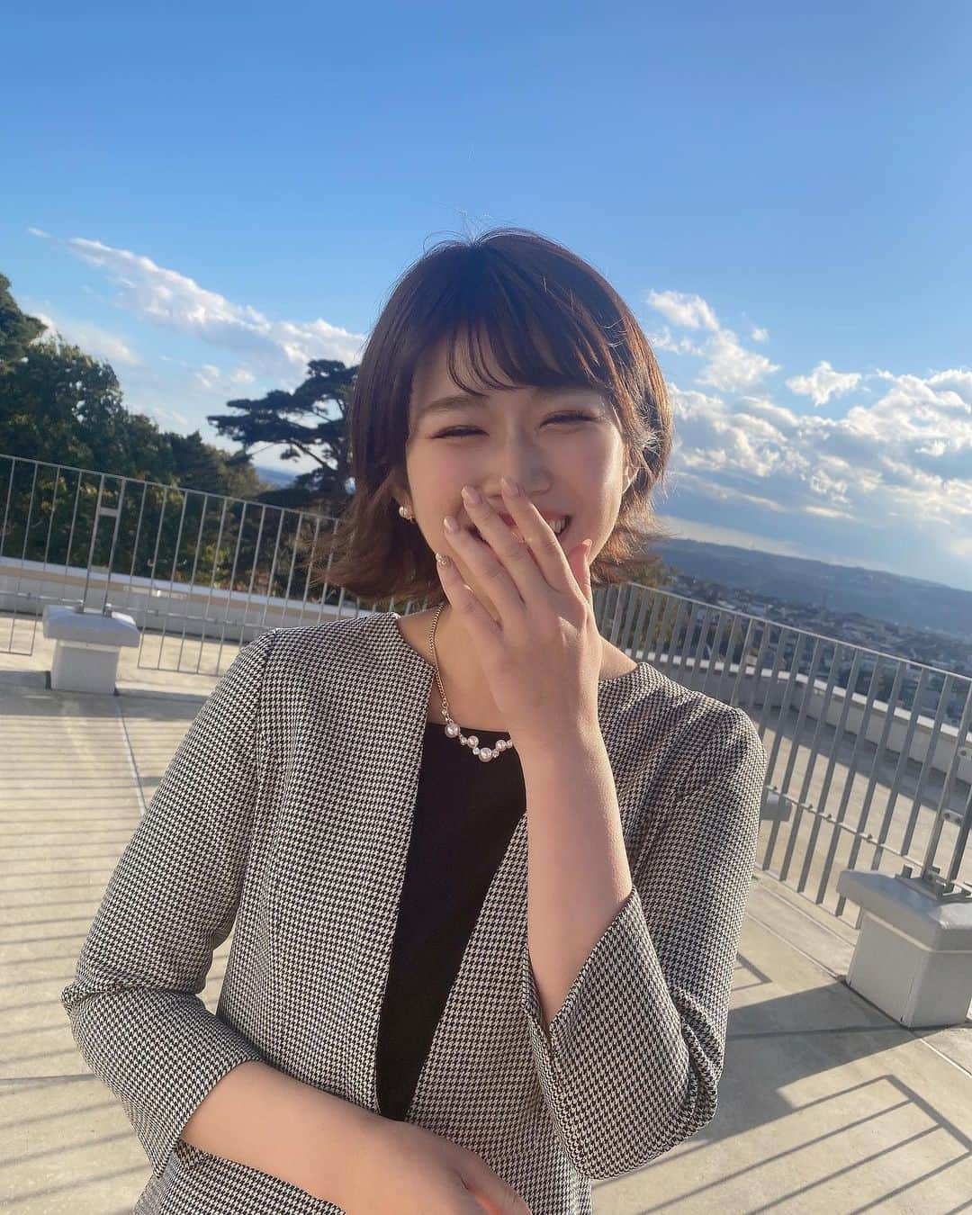 佐藤朱さんのインスタグラム写真 - (佐藤朱Instagram)「屋上ショット〜！ 青空がとっても綺麗☀️ . 撮ってくれたのは野口アナ！ @noguchi_miwa  いろんな表情を引き出してくれる名カメラマンなのです！🥹✨感謝🥹🥹 #屋上 #八木山 #昨日はお誕生日お祝いのコメントたくさんありがとうございました！」11月10日 20時58分 - akari_miyagi