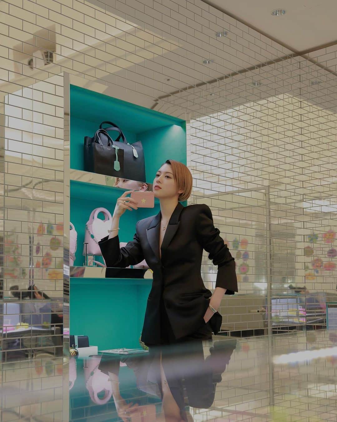 三吉彩花さんのインスタグラム写真 - (三吉彩花Instagram)「-Tiffany&Co.-  日本上陸50周年を迎えたティファニー✨  色鮮やかなホリデームードで彩られたティファニーカフェとポップアップストアがアニヴェルセル表参道にて11/11~12/28まで開催。  ここでしか買えない限定アイテムも🎄 煌びやかで心温まる空間へ是非。  #ATiffanyHoliday #tiffanyxanniversaire  #TiffanyAndCo  #anniversaireomotesando」11月10日 21時21分 - miyoshi.aa