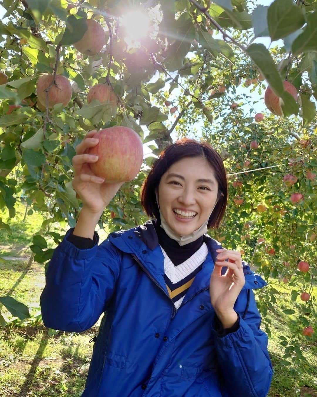 岩本乃蒼さんのインスタグラム写真 - (岩本乃蒼Instagram)「食欲の秋🍂 りんご狩りへ…🍎 ⁡ と言っても、特別な思いのあるりんご畑です。 ⁡ 2019年台風19号で甚大な被害があった長野県。 千曲川の堤防決壊で 自宅や畑に大きな被害があったなか 話を聞かせてくださった りんご農家さんのもとへ 仕事の仲間たちと伺いました。 ⁡ あれから約3年。 『土壌が元通りに戻ることはない。 でも、今年は満足いくりんごがやっと出来たよ』と。 ⁡ あの時、収穫直前で赤く色づいているのに 泥を被ってしまったりんごたちを見て 胸が締め付けられるおもいでした。 ⁡ だからこそ、今年畑でいただいた もぎたてのひとくちめの美味しさは …言葉になりませんでした。 ⁡ 時が経ってもこうして お話しを聞かせていただけること、 普段なかなかできない経験をさせていただいたことに 改めて感謝の思いでいっぱいです🍀 ⁡ #信州 #りんご  #ふじ #秋映 #シナノゴールド #🍎  #newszero」11月10日 22時41分 - noa_iwamoto