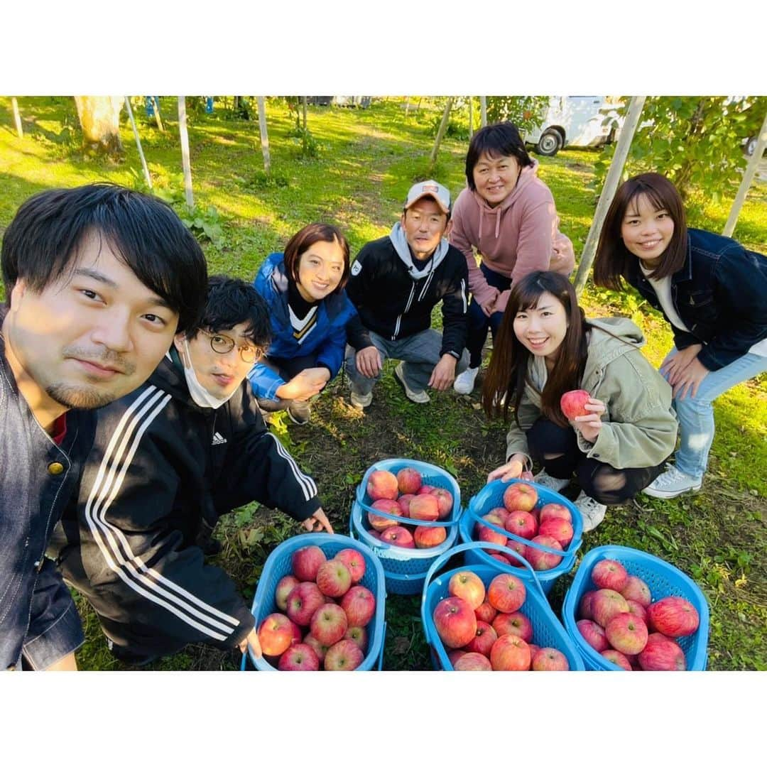 岩本乃蒼さんのインスタグラム写真 - (岩本乃蒼Instagram)「食欲の秋🍂 りんご狩りへ…🍎 ⁡ と言っても、特別な思いのあるりんご畑です。 ⁡ 2019年台風19号で甚大な被害があった長野県。 千曲川の堤防決壊で 自宅や畑に大きな被害があったなか 話を聞かせてくださった りんご農家さんのもとへ 仕事の仲間たちと伺いました。 ⁡ あれから約3年。 『土壌が元通りに戻ることはない。 でも、今年は満足いくりんごがやっと出来たよ』と。 ⁡ あの時、収穫直前で赤く色づいているのに 泥を被ってしまったりんごたちを見て 胸が締め付けられるおもいでした。 ⁡ だからこそ、今年畑でいただいた もぎたてのひとくちめの美味しさは …言葉になりませんでした。 ⁡ 時が経ってもこうして お話しを聞かせていただけること、 普段なかなかできない経験をさせていただいたことに 改めて感謝の思いでいっぱいです🍀 ⁡ #信州 #りんご  #ふじ #秋映 #シナノゴールド #🍎  #newszero」11月10日 22時41分 - noa_iwamoto