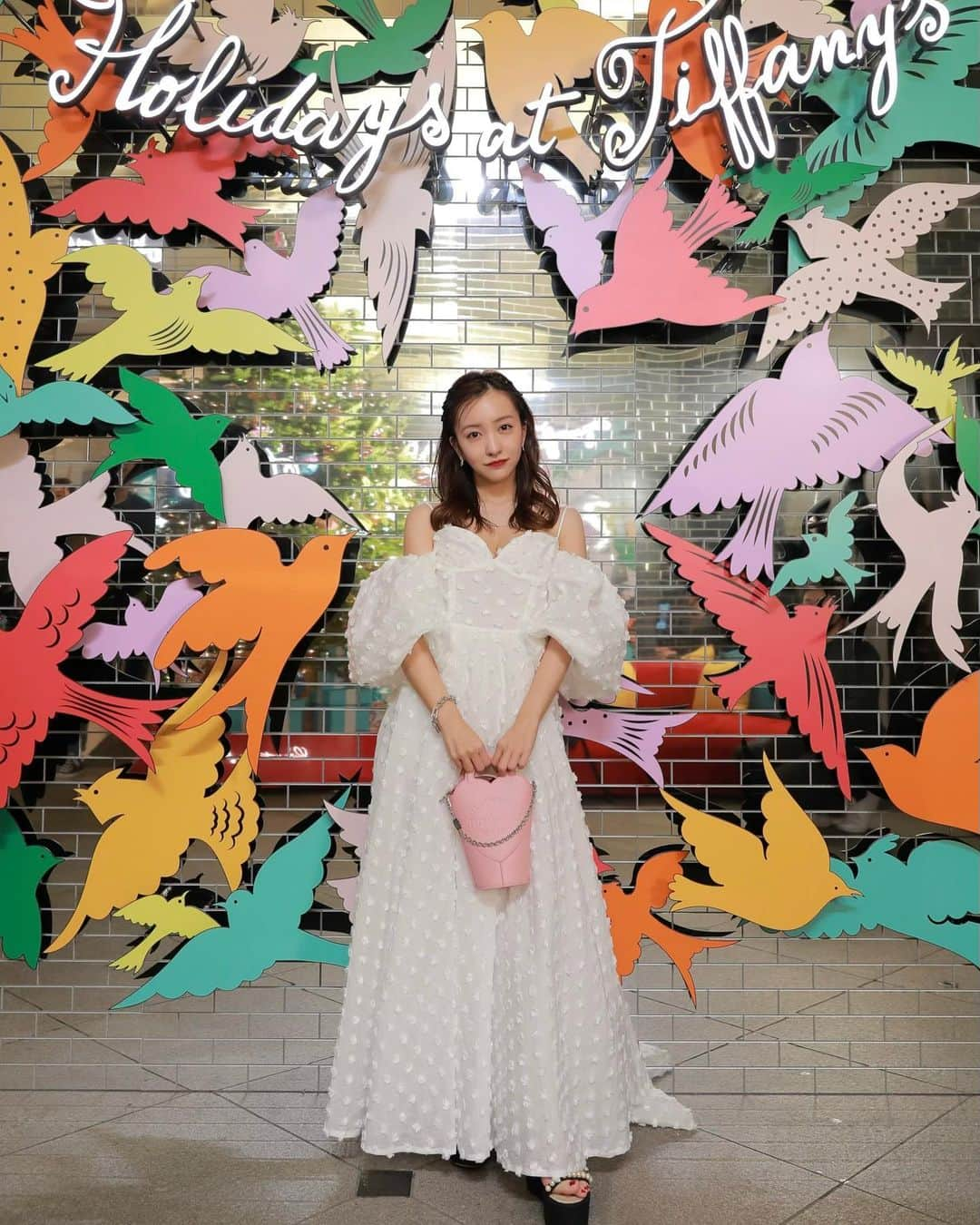 板野友美さんのインスタグラム写真 - (板野友美Instagram)「Tiffany Café ＆ Pop-up Store👗  日本上陸50周年を迎えたティファニー✨  色鮮やかなホリデームードで彩られた、 ティファニーカフェとポップアップストア アニヴェルセル表参道にて、 12月28日まで期間限定でオープン🔔  ここでしか買えない 限定アイテムもチェックしてね⛓  @tiffanyandco  の上品なジュエリーをつけて 気分が高揚しました♪💍 外のオーナメントも素敵でした🎄  是非明日から皆さんも行ってみてね🐈‍⬛🗝 @tiffanyandco #ATiffanyHoliday #tiffanyxanniversaire #TiffanyAndCo #anniversaireomotesando」11月10日 23時06分 - tomo.i_0703