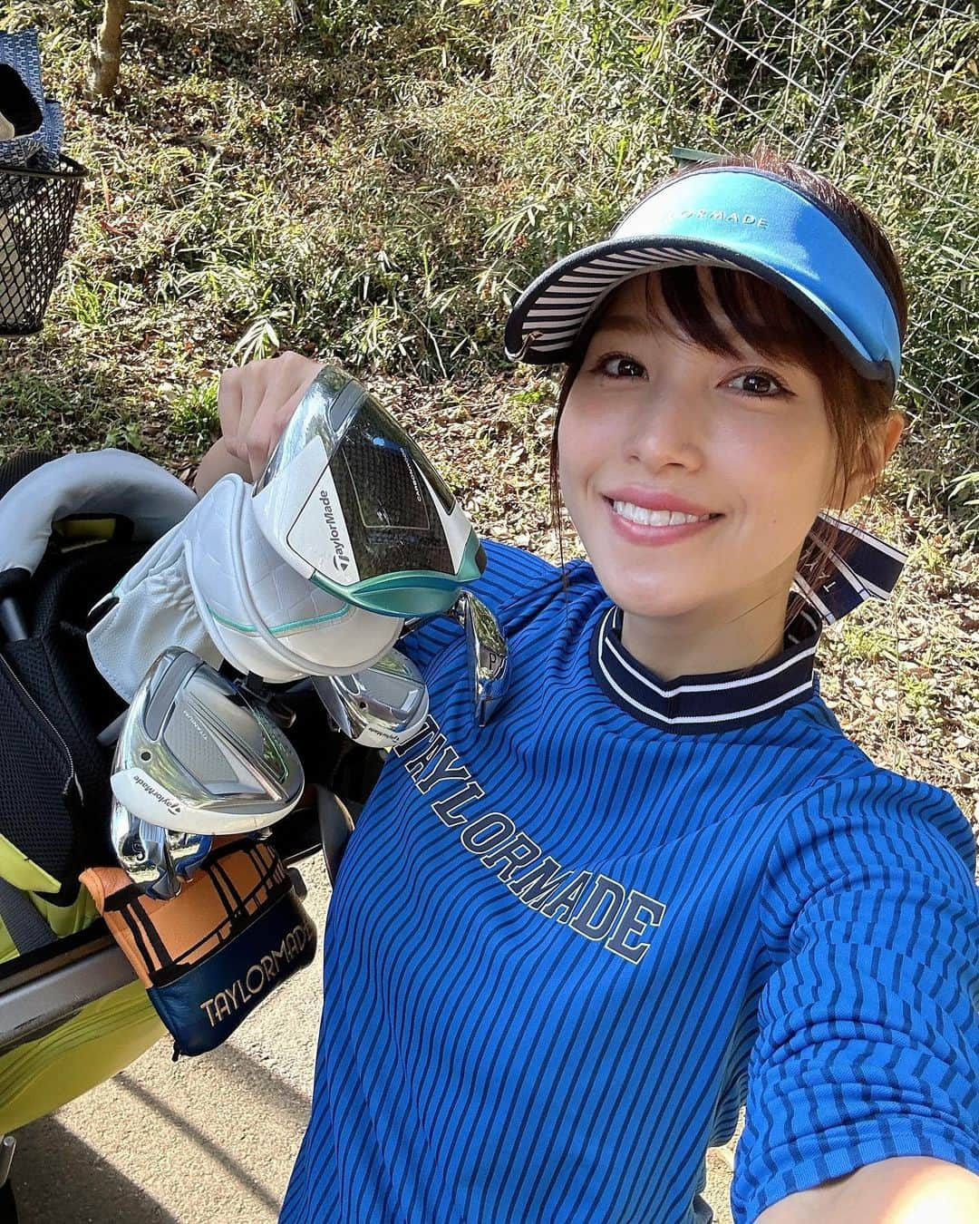 鷲見玲奈さんのインスタグラム写真 - (鷲見玲奈Instagram)「. ゴルフ日和ー！！！ 寒くなる前にたくさんラウンドしたいものです🫣  可愛いとスポーティーの良いとこ取りなウェアは、ベースボールを意識してデザインされてるんですって✨  色違いで黒もあるんだけど、そっちは普段着にも使えそうなの😍  そうそう、新しいゴルフクラブが良すぎる話もしたいんですよ！！  めちゃくちゃいい！！！ とにかくいいー！！！ 素人の私なんかでも分かるレベルに進化してます🥹 進化というか、神化？  また近々投稿しますね✨  明日はズムサタと友達の結婚式とライブ！！ 盛りだくさんなので準備します😎 (そんな今日はお仕事でゴルフウェア着てますが🤣)  #テーラーメイド #テーラーメイド銀座  #TaylorMade  #ゴルフ女子 #ゴルフレッスン #ゴルフ初心者 #ゴルフウェア #ゴルフコーデ #ゴルフ場 #ゴルフ #ゴルフ女子コーデ  #ゴルフウェアコーデ #ゴルフスイング  #ミニスカートコーデ  #ミニスカコーデ  #冬コーデ  #秋冬コーデ #秋冬コーデ」11月11日 9時01分 - sumi__reina