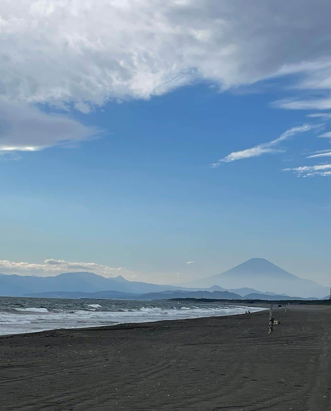 松田るかさんのインスタグラム写真 - (松田るかInstagram)「仕事帰りに海へ行ったので写真を撮りました！  砂が灰色だと「日本の海だ」って感じがして、私から観るととても新鮮🌊 富士山も見えて、富嶽三十六景〜って気持ちでした！」11月11日 9時09分 - imrukam