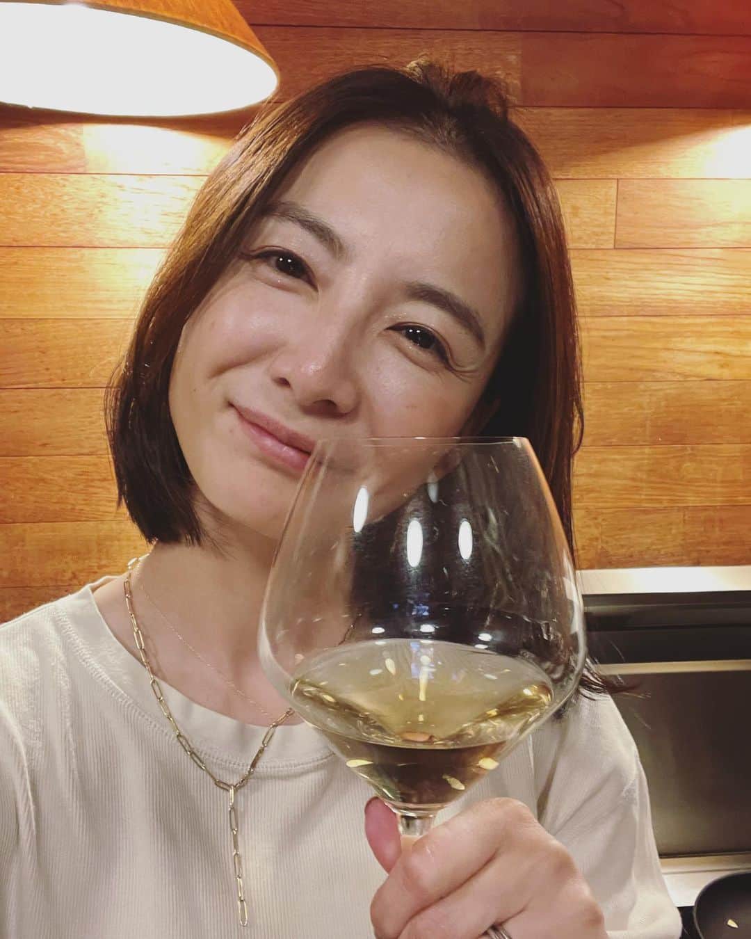 澤田泉美さんのインスタグラム写真 - (澤田泉美Instagram)「安心してください、飲み始めましたよ😂❤️  ワインセラーに、栓が開いている白ワインを見つけたので、これは飲んだ方がいいのでは？🤔（おいおいっ）と思い、 昨日の夜に一杯だけ飲んでみました❤️  美味しかったー❤️ けど、少〜しだけ酸っぱかったので、 炭酸で割りました🤗❣️  健康でいるって本当に大切。 あっという間に、2022もあと少しとなっていますので、 皆様もご自愛くださいね❣️  #安心してください #飲み始めましたよ #白ワイン#wine#🍷 #胃腸#復活#全快 #こうでなくちゃ #三児の母」11月11日 9時49分 - izumi.sawada