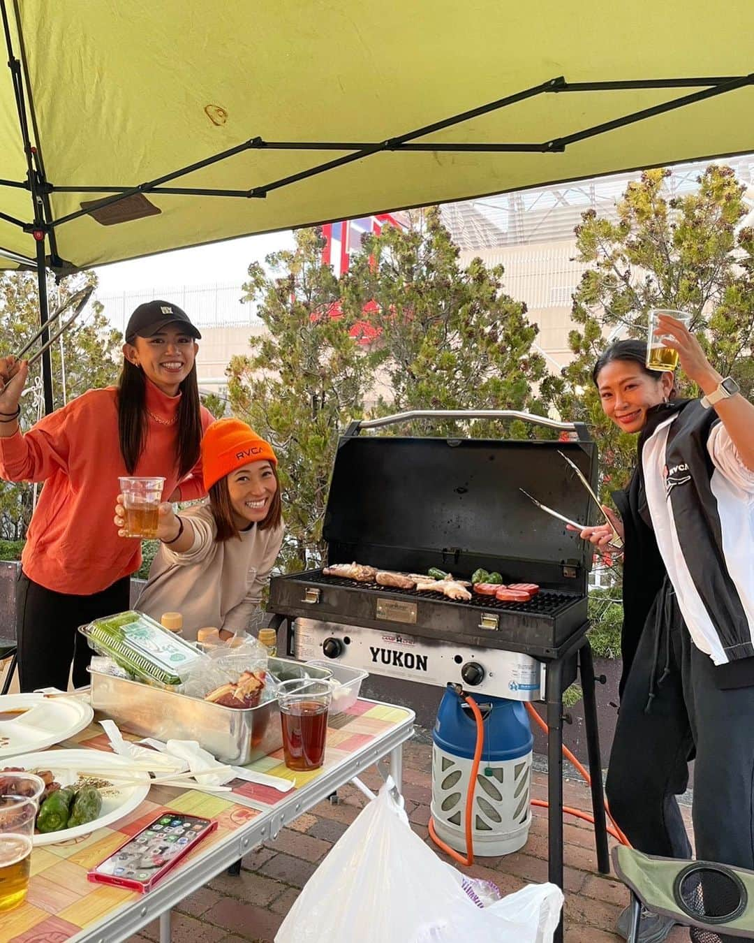 坪井ミサトさんのインスタグラム写真 - (坪井ミサトInstagram)「モザイクモール港北6Fの屋上にOpenした 【GO TO BBQ&CAMP THE B'NC】 さんへ行ってきました🤤🥩🤍 @seaside.creations   手ぶらで楽しめるBBQ🍖なので準備も楽ちん✨ (持ち込みもok) 受付の横にはヘルシーで美味しい @chaffles_tokyo もあります☺️  お腹いっぱいになったところで まさかの誕生日サプライズ🥹 バースデーソングと共に、ケーキとプレゼント登場で 嬉しさ爆発でした🎂🎁  @anna97114  @tomomi_fitness  @mika.99.a   準備してくださったオーナーの @kazu_shm さん  幸せすぎる時間を ありがとうございました😭💖  #神奈川 #港北 #モザイクモール #横浜BBQ #手ぶらBBQ #幸せ #ありがとう #fitness #fitnessgirl #gym #personaltrainer #run #running #food」11月11日 10時06分 - misato1030