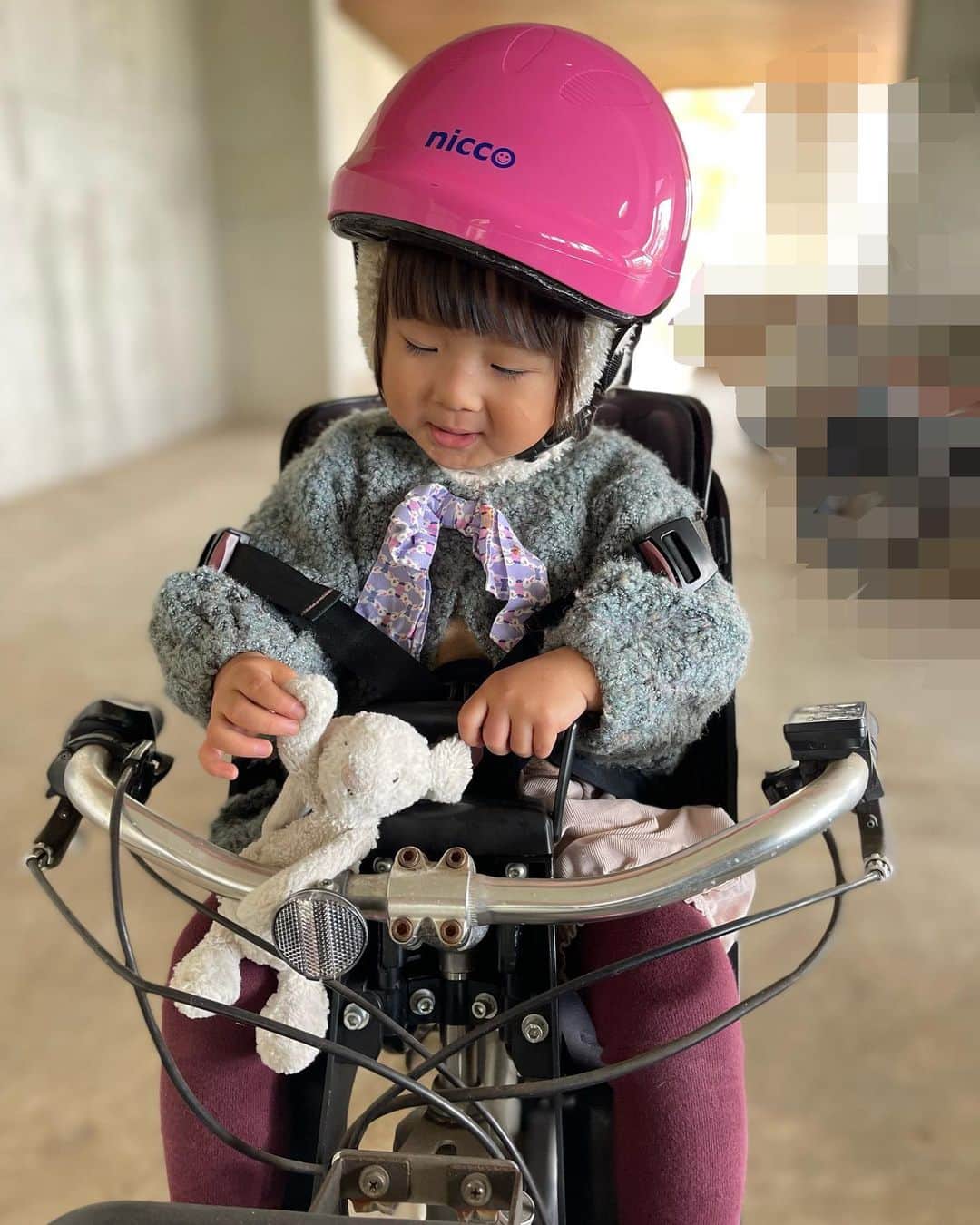 澤田泉美さんのインスタグラム写真 - (澤田泉美Instagram)「引っ越してからは車生活だったのですが、 ３年ぶりに自転車を引っ張り出してみました🚲😂❤️  初めて乗る自転車に、娘二人は大喜び🤣‼️  「トトロのさつきとメイみたいだねー」 「お天気いいねー、きもちーねー」 「わたし、自転車だーいすき！」ですって🤍  なんだか、こんなに喜んでもらえるなら 出して良かったなーと🥹💛 コロナで落ちたわたしの体力作りに、 当分の間付き合ってもらいます笑  ８年選手の自転車...買い替えるつもりはないから 頑張ってほしいもんです🤪❤️  #自転車#３年ぶり #懐かしい#hydee2 #体力作り#2駅隣まで #送迎#気持ちいいね #三児の母」11月11日 10時35分 - izumi.sawada