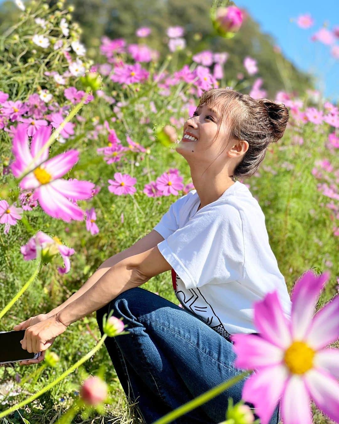フミカさんのインスタグラム写真 - (フミカInstagram)「. . 夏の思い出です... ✴︎˖°  道沿いに咲いてる花を見て 思わず車から降りました♪♪  それほど、花道がキレイで １つ１つの花が大きくて感動！  私の、写真の撮り方のクセが。笑  #フミカ#女優#グラビア#actress」11月11日 11時38分 - fu_mi_ka_516