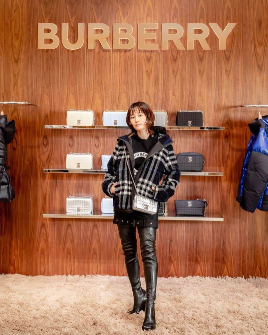 前田敦子さんのインスタグラム写真 - (前田敦子Instagram)「. @burberry #burberryouterwear  雪山をイメージした空間で 可愛いダウンやニットを選ぶと 益々冬か楽しみになりますよ❄️  阪急うめだ本店1階で15日まで #burberry pop-up store ✨✨」11月11日 11時40分 - atsuko_maeda_official