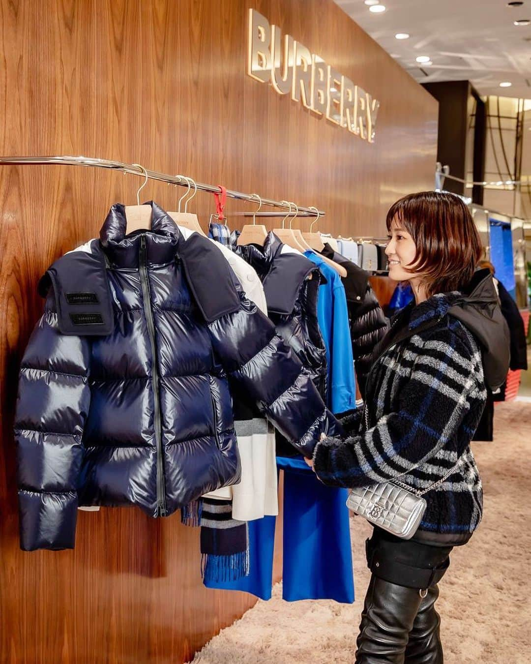 前田敦子さんのインスタグラム写真 - (前田敦子Instagram)「. @burberry #burberryouterwear  雪山をイメージした空間で 可愛いダウンやニットを選ぶと 益々冬か楽しみになりますよ❄️  阪急うめだ本店1階で15日まで #burberry pop-up store ✨✨」11月11日 11時40分 - atsuko_maeda_official