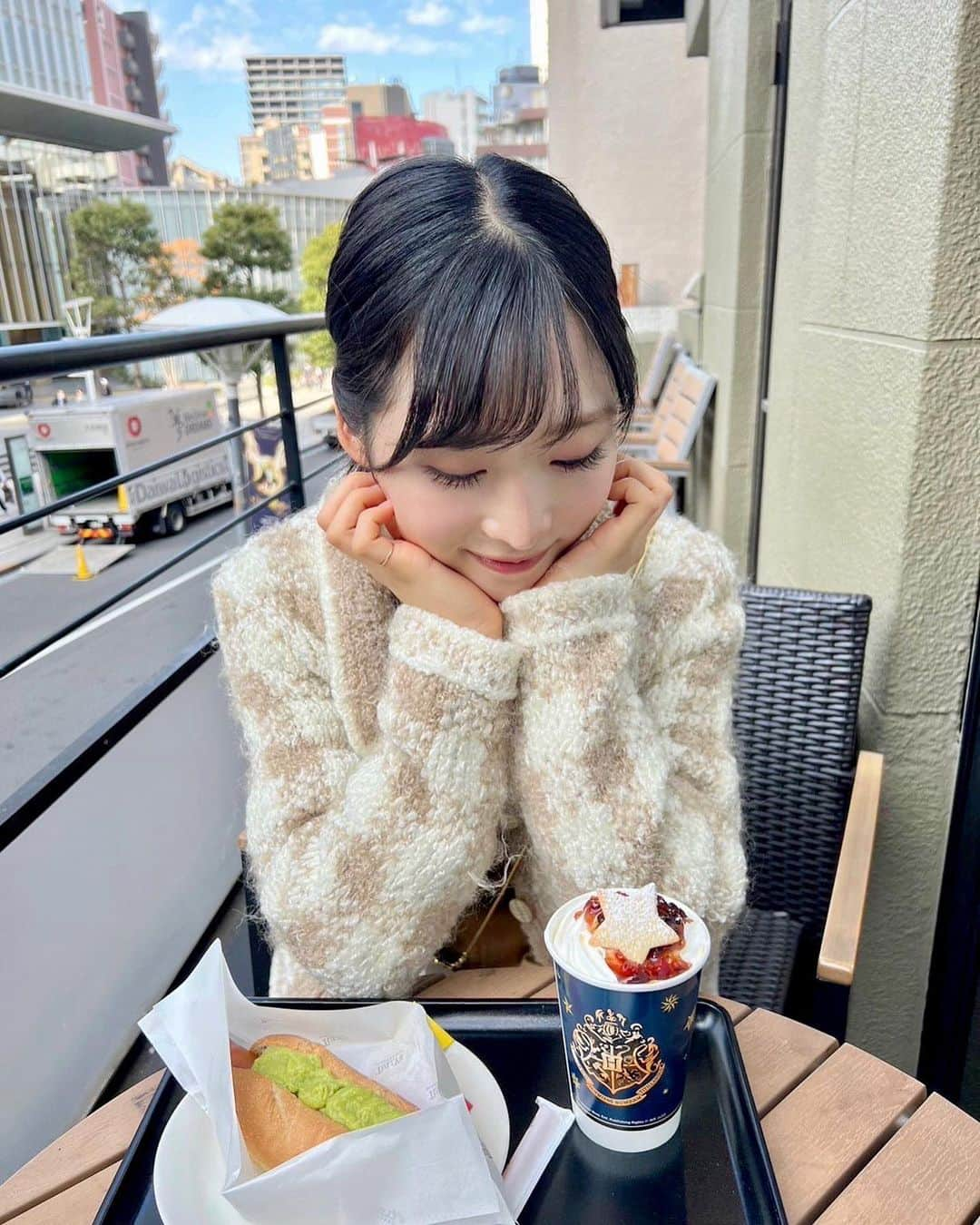 小栗有以さんのインスタグラム写真 - (小栗有以Instagram)「マネージャーさんの…🌭🥑🍃  美味しそう~~ 私は本日のコーヒーにしました☺️  #タリーズ #コーヒー #カフェ #ハリーポッター」11月11日 12時33分 - yuioguri_1226