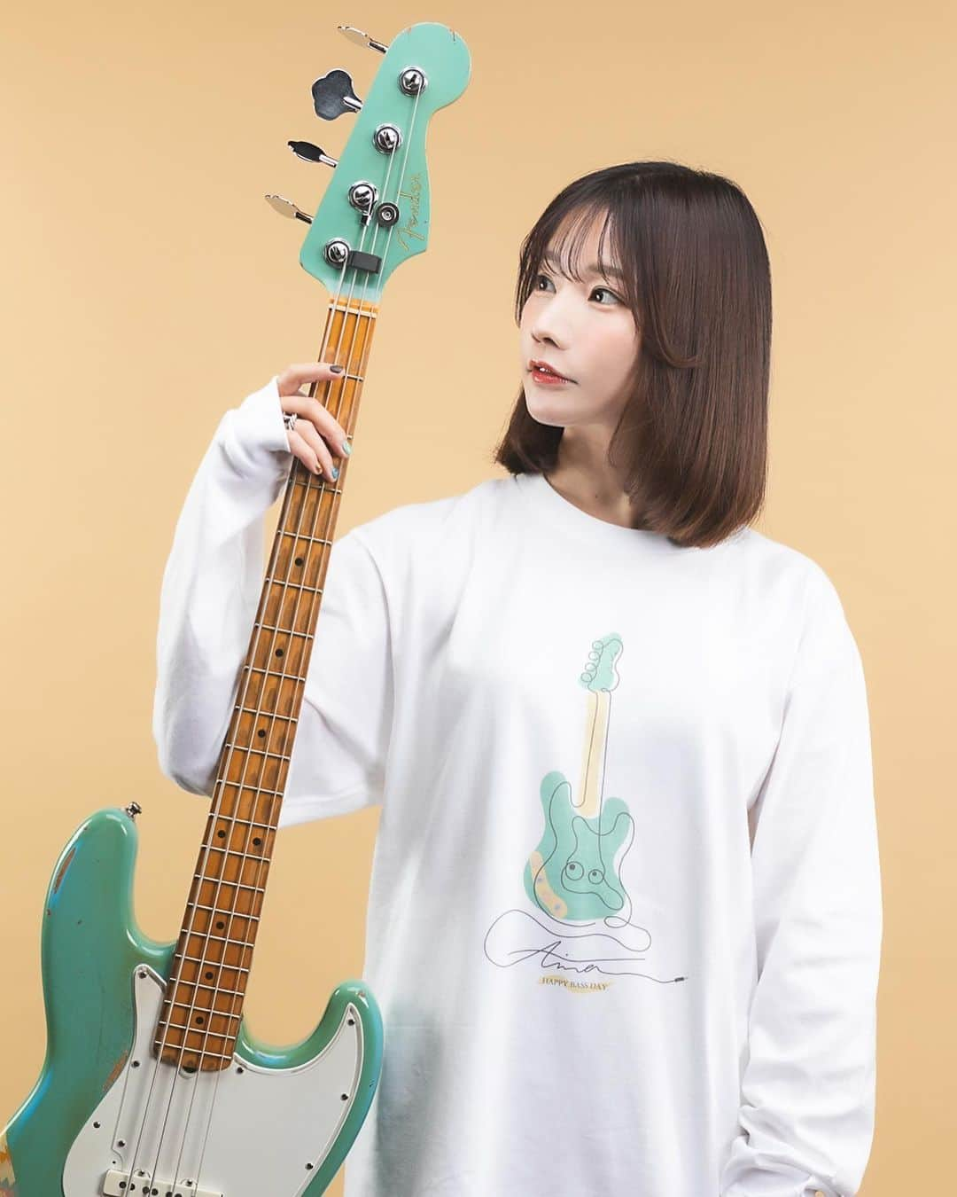 山内あいなさんのインスタグラム写真 - (山内あいなInstagram)「【お知らせ】 Bass MagazineとのコラボTシャツが販売開始！  リットーミュージックが運営するオンデマンドTシャツ販売サイト「T-OD」にて、ベーシストとのスペシャル・コラボTシャツがベースの日でもある本日11月11日（金）より販売開始しました🤍  今回登場するT-シャツデザインは 以下のラインナップです☺️✨  ■山内あいな（SILENT SIREN） × Bass Magazine  ・ホワイト（長袖のみ） ・ブラック（半袖のみ）  記念すべきベースの日ということで、相棒のメインベース、ネイティのキャラクターを生み出しちゃいました！！ 命名、「ネイTシャツ」です！うまい！！笑  POPに着こなすなら白のロンT、かっこよく着こなすなら黒のTシャツをお好みで選んでくれたら嬉しいです♪ みんなでネイTシャツを着て、ベースの日をお祝いしましょう♡  ◎商品情報 山内あいな × Bass Magazine コラボ Tシャツ 販売価格： 【半袖】 3,800円、【長袖】4,400円（税込）  ボディ・サイズ：150、160、S、M、L、XL カラー：ブラック（半袖のみ）、ホワイト（長袖のみ）  11月11日（金）よりこちらからご購入できます！ https://t-od.jp/index.html」11月11日 13時33分 - ainayamauchi3131