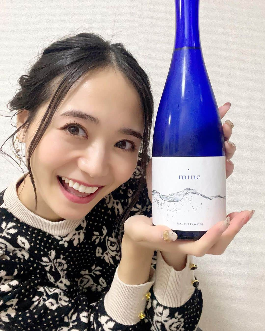 緑川静香さんのインスタグラム写真 - (緑川静香Instagram)「【しーたん日本酒録】 ⁡ 招徳酒造@京都 ・mine 純米大吟醸 原酒(青) ・mine 純米大吟醸 12度(黒) ⁡ ミネラルウォーターで醸したという、水と酒の可能性を最大限に引き上げたお酒。 ⁡ 自分の可能性に終わりはない、まだまだ自分は挑戦し、進化をするはず、いや、するんだ！という人生を謳歌する凛とした女性が飲んだらそれはもう頂にいくこと間違いなし。 ⁡ #しーたん日本酒録 #日本酒 #日本酒女子 #お酒 #安曇野ミネラルウォーター #mine #sake #pr #原酒は柔らかい膨らみ #奥行きがある広がり #余韻も楽しめる #12度はTheスッキリ #キレよく爽やか #お酒苦手なんですって方でもスルスル入る #ラベルも美しくて #まるで北アルプスの山々 #なぜmineという名前なのか？ #北アルプスの【峰】から出づる【ミネ】ラルウォーターで醸したお酒を私のもの【mine】だと感じてもらいたい #水に新たな価値を #とても素敵な企画です #北アルプスの天然水と歴史ある京都の技術の融合 #酒米は京都産の祝 #精米歩合35% #アルコール度数、青は16%黒は12% #名水百選にも選ばれる安曇野のナチュラルミネラルウォーターを贅沢に使用 #だからそんなに数は作れないですわよ #数量限定ですのよ #日本酒の約8割は水分なのでね、水はとても大事なのですよ #和らぎ水は安曇野のミネラルウォーターで #さいこー」11月11日 17時19分 - midorikawa_shizuka