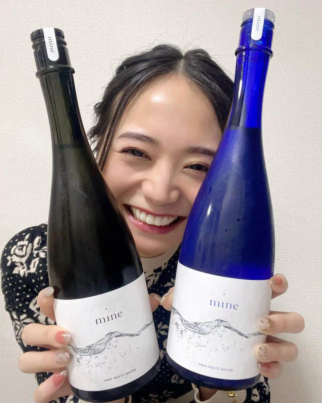 緑川静香さんのインスタグラム写真 - (緑川静香Instagram)「【しーたん日本酒録】 ⁡ 招徳酒造@京都 ・mine 純米大吟醸 原酒(青) ・mine 純米大吟醸 12度(黒) ⁡ ミネラルウォーターで醸したという、水と酒の可能性を最大限に引き上げたお酒。 ⁡ 自分の可能性に終わりはない、まだまだ自分は挑戦し、進化をするはず、いや、するんだ！という人生を謳歌する凛とした女性が飲んだらそれはもう頂にいくこと間違いなし。 ⁡ #しーたん日本酒録 #日本酒 #日本酒女子 #お酒 #安曇野ミネラルウォーター #mine #sake #pr #原酒は柔らかい膨らみ #奥行きがある広がり #余韻も楽しめる #12度はTheスッキリ #キレよく爽やか #お酒苦手なんですって方でもスルスル入る #ラベルも美しくて #まるで北アルプスの山々 #なぜmineという名前なのか？ #北アルプスの【峰】から出づる【ミネ】ラルウォーターで醸したお酒を私のもの【mine】だと感じてもらいたい #水に新たな価値を #とても素敵な企画です #北アルプスの天然水と歴史ある京都の技術の融合 #酒米は京都産の祝 #精米歩合35% #アルコール度数、青は16%黒は12% #名水百選にも選ばれる安曇野のナチュラルミネラルウォーターを贅沢に使用 #だからそんなに数は作れないですわよ #数量限定ですのよ #日本酒の約8割は水分なのでね、水はとても大事なのですよ #和らぎ水は安曇野のミネラルウォーターで #さいこー」11月11日 17時19分 - midorikawa_shizuka