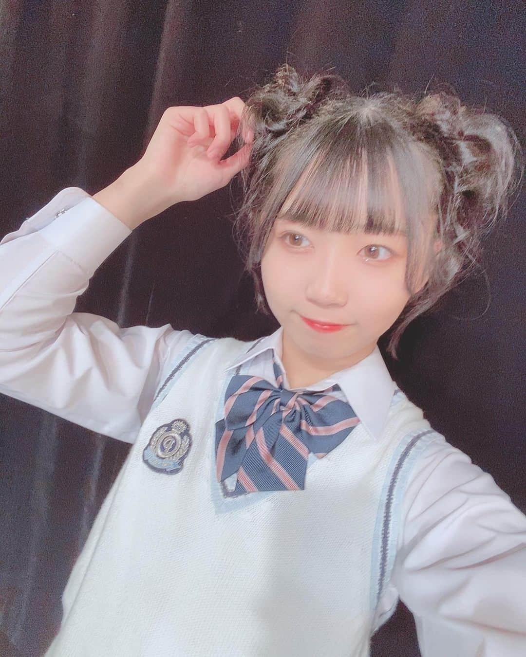 中坂美祐さんのインスタグラム写真 - (中坂美祐Instagram)「もさもさくまさん🧸  #お団子ヘア #クマ #くまさんヘア #クマヘア #ボサボサ #制服 #劇場公演 #高校生 #jk #05」11月11日 18時26分 - nakachan_0611