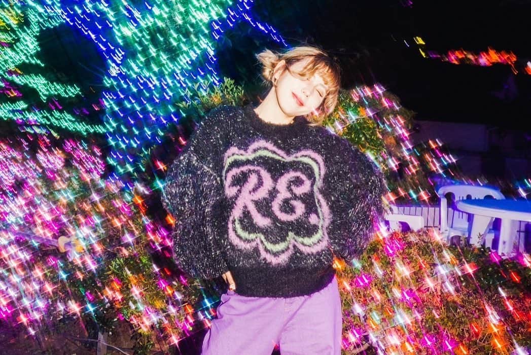 仲里依紗さんのインスタグラム写真 - (仲里依紗Instagram)「本日21時よりRE.ロゴニットが販売します🫶🏻🧶💕✨ お問合せがかなり多かったこのニットちゃん❣️ やっと販売です🥰 着心地はふわふわモチモチ🧸💓 チクチク嫌いな私とれいちゃんは大満足な仕上がりです💋✨⤴️  一緒にもふもふしてモテコーデしよ🫶🏻🌺笑  @re._oyoufukuyasan_  🧶❤️🧶❤️🧶❤️🧶❤️」11月11日 19時29分 - riisa1018naka