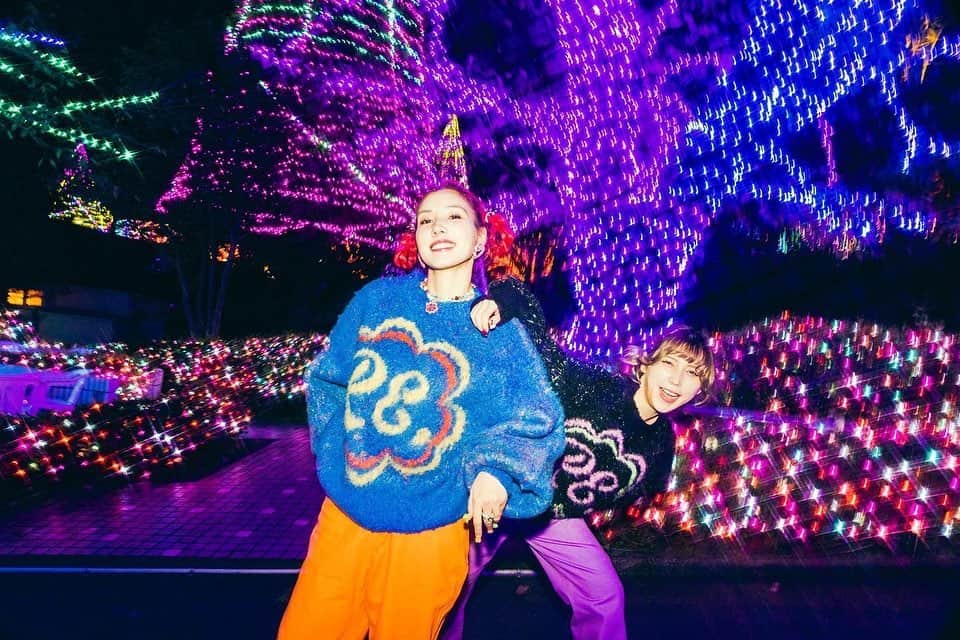 仲里依紗さんのインスタグラム写真 - (仲里依紗Instagram)「本日21時よりRE.ロゴニットが販売します🫶🏻🧶💕✨ お問合せがかなり多かったこのニットちゃん❣️ やっと販売です🥰 着心地はふわふわモチモチ🧸💓 チクチク嫌いな私とれいちゃんは大満足な仕上がりです💋✨⤴️  一緒にもふもふしてモテコーデしよ🫶🏻🌺笑  @re._oyoufukuyasan_  🧶❤️🧶❤️🧶❤️🧶❤️」11月11日 19時29分 - riisa1018naka