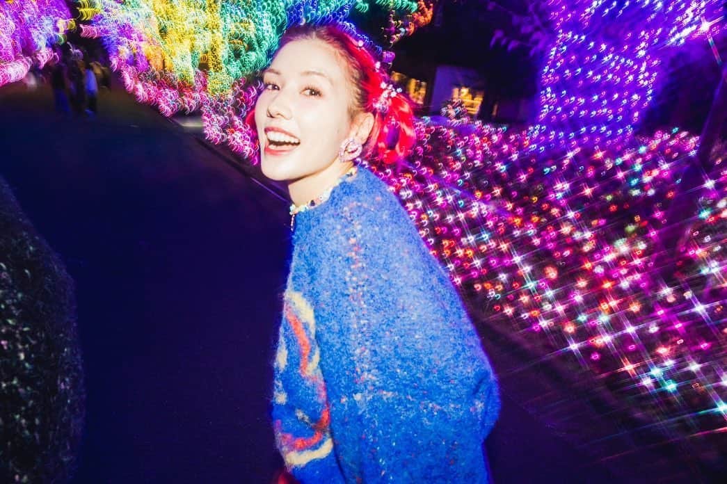 仲里依紗さんのインスタグラム写真 - (仲里依紗Instagram)「本日21時よりRE.ロゴニットが販売します🫶🏻🧶💕✨ お問合せがかなり多かったこのニットちゃん❣️ やっと販売です🥰 着心地はふわふわモチモチ🧸💓 チクチク嫌いな私とれいちゃんは大満足な仕上がりです💋✨⤴️  一緒にもふもふしてモテコーデしよ🫶🏻🌺笑  @re._oyoufukuyasan_  🧶❤️🧶❤️🧶❤️🧶❤️」11月11日 19時29分 - riisa1018naka