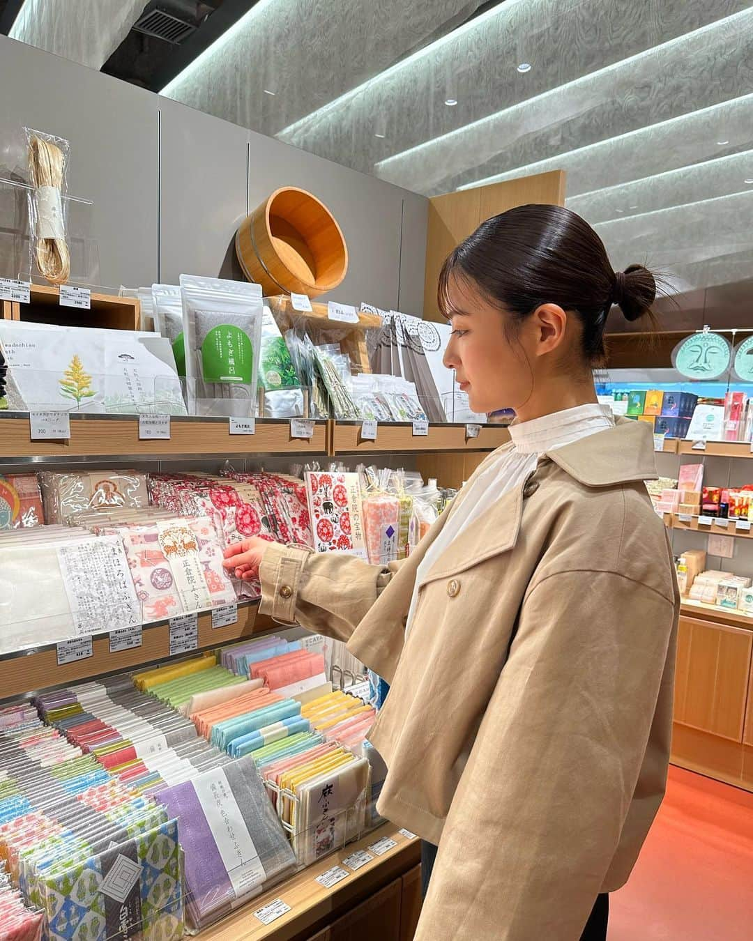 織田奈那さんのインスタグラム写真 - (織田奈那Instagram)「奈良まほろば館に行って奈良県の魅力発信イベントに参加してきたよ❕ 1 階のショップではちょこっとお買い物して、2 階レストラン Toki のバーで休憩しました。  吉野のお話を聞いて凄く奈良に行きたくなった🥺 吉野にお店を構えている『ひょうたろう』さんの柿の葉寿司を試食したんだけどすっごく美味しかった ❕❕  今度はちゃんと奈良に行って吉野の店舗で柿の葉寿司を食べたい❕ 最後にまほろば館でちょこっとお買い物しました✌ 柿の葉寿司も売ってたので定期的に買いに行きたい笑    #奈良 #奈良観光 #いざいざ奈良 #ひょうたろう #吉野町 #奈良まほろば館 #柿の葉寿司 #PR」11月11日 19時46分 - odanana924