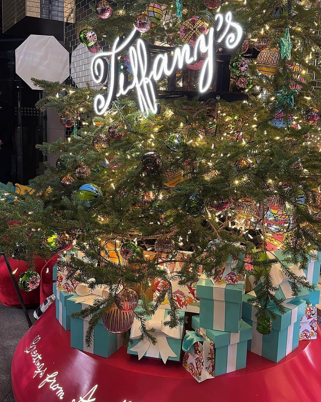 横田ひかるさんのインスタグラム写真 - (横田ひかるInstagram)「Tiffany Cafe & POPUP STORE OPENING PARTY ☕️💎  とっても可愛い空間でクリスマスムードに包まれました♡ 今日から期間限定でオープンしてます~  @tiffanyandco   #tiffanyholiday  #tiffanyxanniversaire  #TiffanyAndCo  #anniversaireomotesando」11月11日 21時12分 - _rncn950805