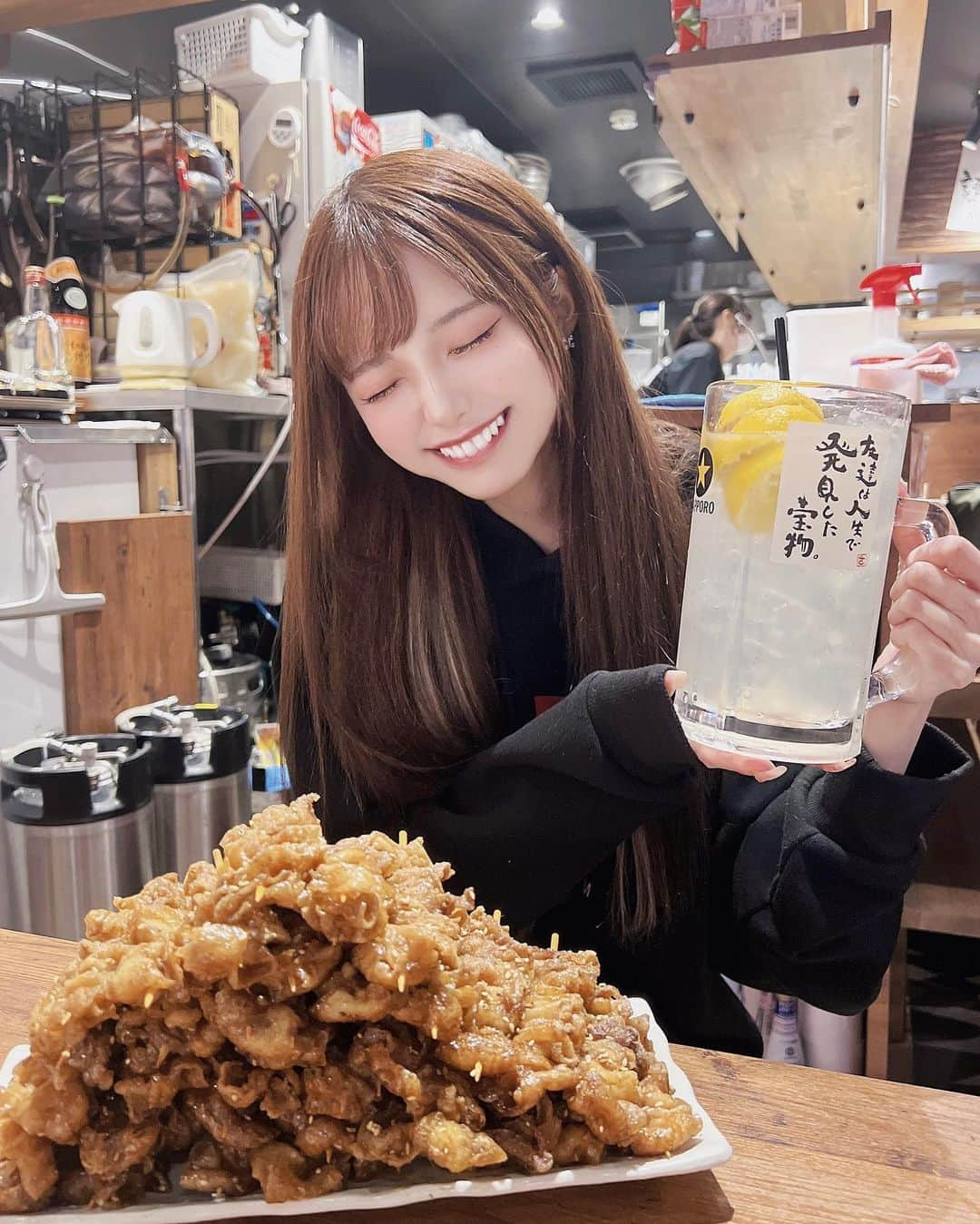 あやちゃんさんのインスタグラム写真 - (あやちゃんInstagram)「かんぱーい🍺🤣✨ 私の大好物の伝串ピラミッド😋 めちゃくちゃ美味しいのよこれ✨ いつも1番大きい36本頼んで店員さんに食べれますか？って言われる🤣 もちろん完食したよ✋🏻 それに1リットルレモンサワーが最高ぉおおお🍋✨  #渋谷グルメ #渋谷居酒屋 #渋谷ディナー #渋谷ごはん #居酒屋グルメ #居酒屋巡り #渋谷 #お酒好き女子 #グルメ女子 #大食い女子 #大食いチャレンジ #お酒好きな人と繋がりたい  #新時代 #新時代44 #伝串ピラミッド #伝串新時代 #華金」11月11日 21時21分 - aya.you.love.r