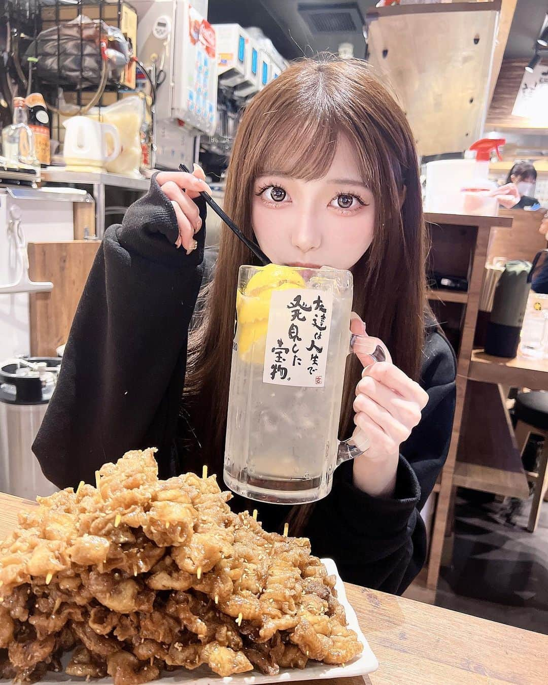 あやちゃんさんのインスタグラム写真 - (あやちゃんInstagram)「かんぱーい🍺🤣✨ 私の大好物の伝串ピラミッド😋 めちゃくちゃ美味しいのよこれ✨ いつも1番大きい36本頼んで店員さんに食べれますか？って言われる🤣 もちろん完食したよ✋🏻 それに1リットルレモンサワーが最高ぉおおお🍋✨  #渋谷グルメ #渋谷居酒屋 #渋谷ディナー #渋谷ごはん #居酒屋グルメ #居酒屋巡り #渋谷 #お酒好き女子 #グルメ女子 #大食い女子 #大食いチャレンジ #お酒好きな人と繋がりたい  #新時代 #新時代44 #伝串ピラミッド #伝串新時代 #華金」11月11日 21時21分 - aya.you.love.r