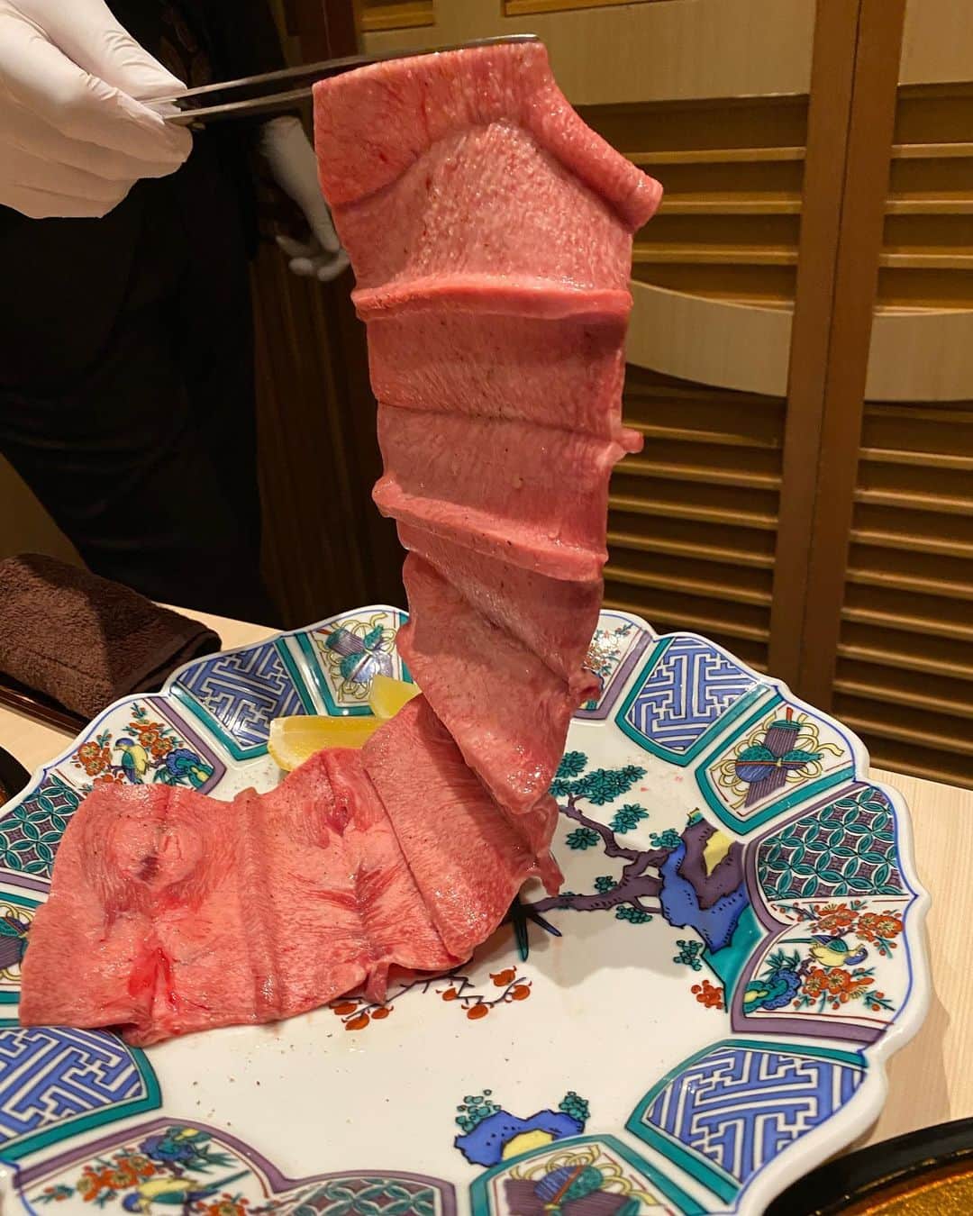 波多野結衣さんのインスタグラム写真 - (波多野結衣Instagram)「西麻布けんしろう(@nishiazabu_kenshiro )さんへいってきました🐮✨  今回はカニとお肉のコラボ🦀🐮 カニの甘みと旨味とお肉のジューシーさがマッチしてとてもおいしかったです🥺✨  あとびっくりしたのが繋がってるタン！ 普通のタンは横にカットしていくのですが、繋ぎタンは縦にカットするらしく、場所によって違いが味わえます✨ このまま焼いて、ハサミでカットして食べる感じでした🍓  土鍋ご飯はそのまま食べても出汁茶漬け にしても美味しかったです☺🎀  大満足！！🥺 . . #西麻布けんしろう #焼肉 #西麻布 #西麻布グルメ  #女子会 #カニと肉 #タン #繋ぎタン #大満足 #美味しい #グルメ」11月11日 22時13分 - hatachan524