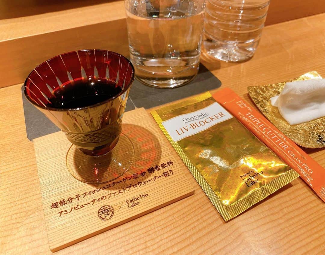 YU-RIさんのインスタグラム写真 - (YU-RIInstagram)「オープンあたりに会員になって全然行けてなかったお寿司やさん🍣  📍麻布 黒しゃり  インナービューティがテーマのお寿司屋さん!!🥰  食事の前にアルコール対策＆糖の吸収抑制のサプリが出てくる😇笑 ちなみに食後には今日のご飯を無かったことにしてくれるサプリがでてきたよ👋( ' ' )♡笑笑  しゃりがほんとに真っ黒で🏴🖤🐺🕶  炭が入ってて、鮪とかに含まれる水銀を吸着・排出してくれるらしい🐟  食べるのに夢中で全然写真撮ってないけど(笑)  握りは10貫くらいかな？ どれもほんっっとに美味しかったけど、中トロ、大トロ、いくら、うに(2種類✺✺)がさいっこう。  また行きたいな〜🤍( ˶ᐢᗜᐢ˶)つ  #寿司#sushi#麻布十番#麻布黒しゃり#黒しゃり#鮨#鮨好きな人と繋がりたい#会員制#会員制寿司#麻布#麻布十番グルメ#六本木グルメ」11月11日 22時59分 - yu_uri.12