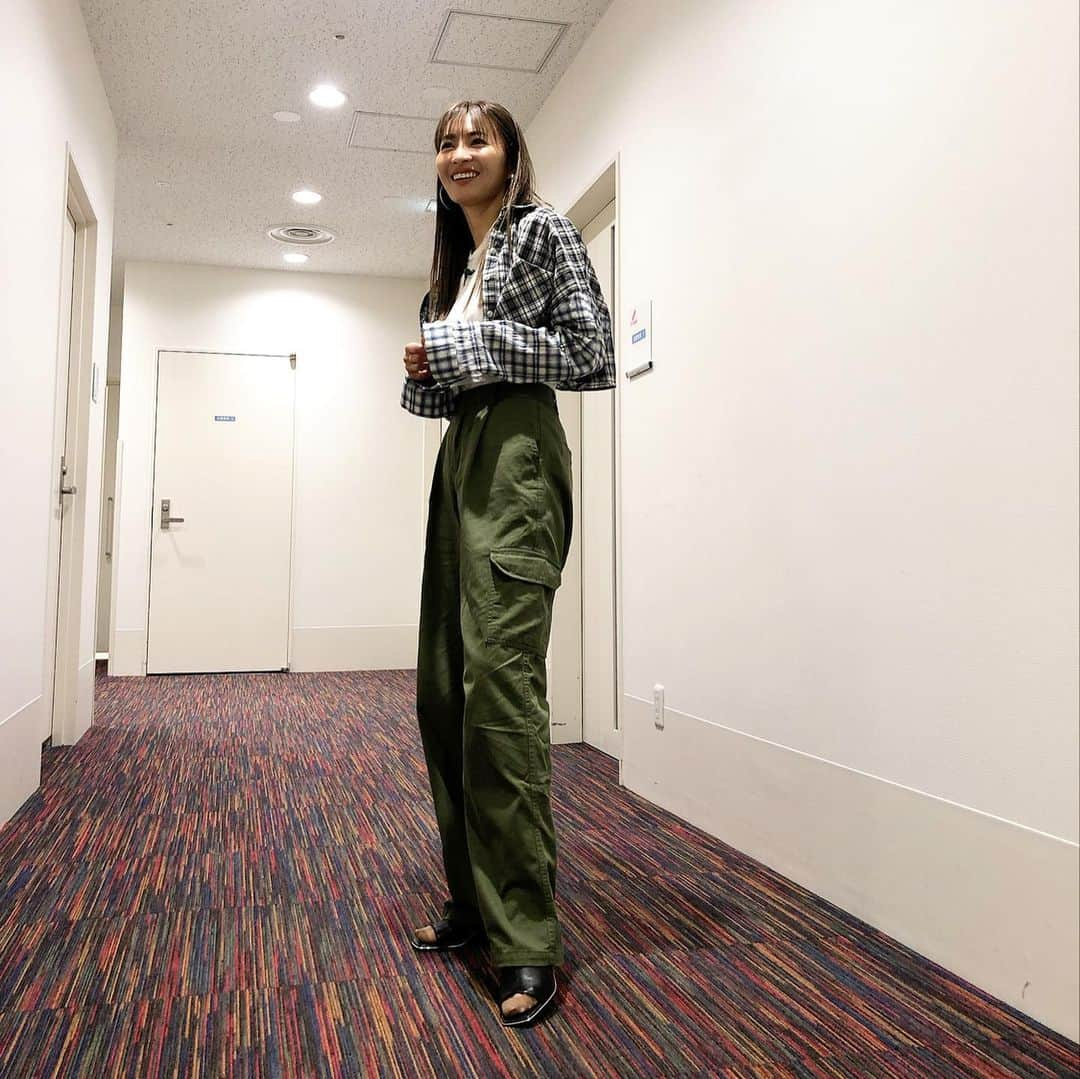 新山千春さんのインスタグラム写真 - (新山千春Instagram)「今回のYouTube 　chiha roomは 楽屋密着12時間のvlogです✨  https://m.youtube.com/watch?v=NQCE3yjm1O0  インスタはプロフィールから みれますよ✨  お世話になっている テレビ朝日系列の  じゅん散歩内の ものコンシェルジュ📺での 楽屋密着で、 普段使っている ベースメイクだったり、 ヘアケアものなども ご紹介させていただいています✨  ぜひぜひ見ていただけたら 嬉しいなー💓  #新山千春 #YouTube #chiharoom #ものコンシェルジュ #衣装 #楽屋密着」11月12日 0時23分 - chiharuuu_0114