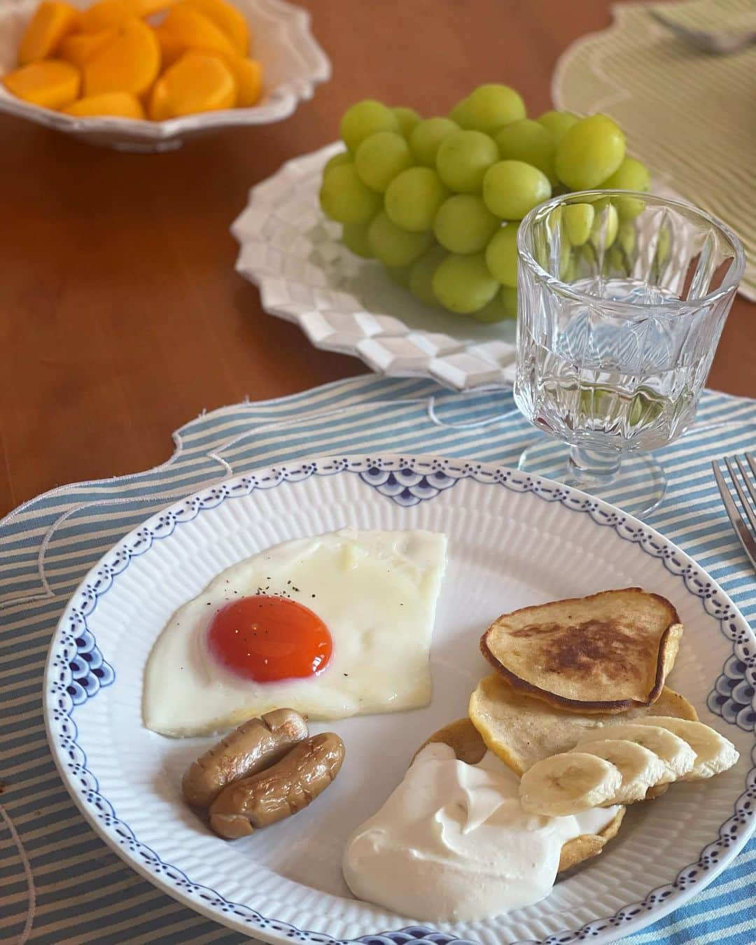 小川ひとみさんのインスタグラム写真 - (小川ひとみInstagram)「Saturday🥞❤️ 今日はリクエストのバナナパンケーキ🍌 子供達３人でみんなで作りました💓 甥は5枚、姪は3枚、息子は2枚 沢山食べれて良かった🥹 皆様素敵な週末をお過ごしください❤️ #pancake #banana #breakfast」11月12日 9時29分 - hitomy220