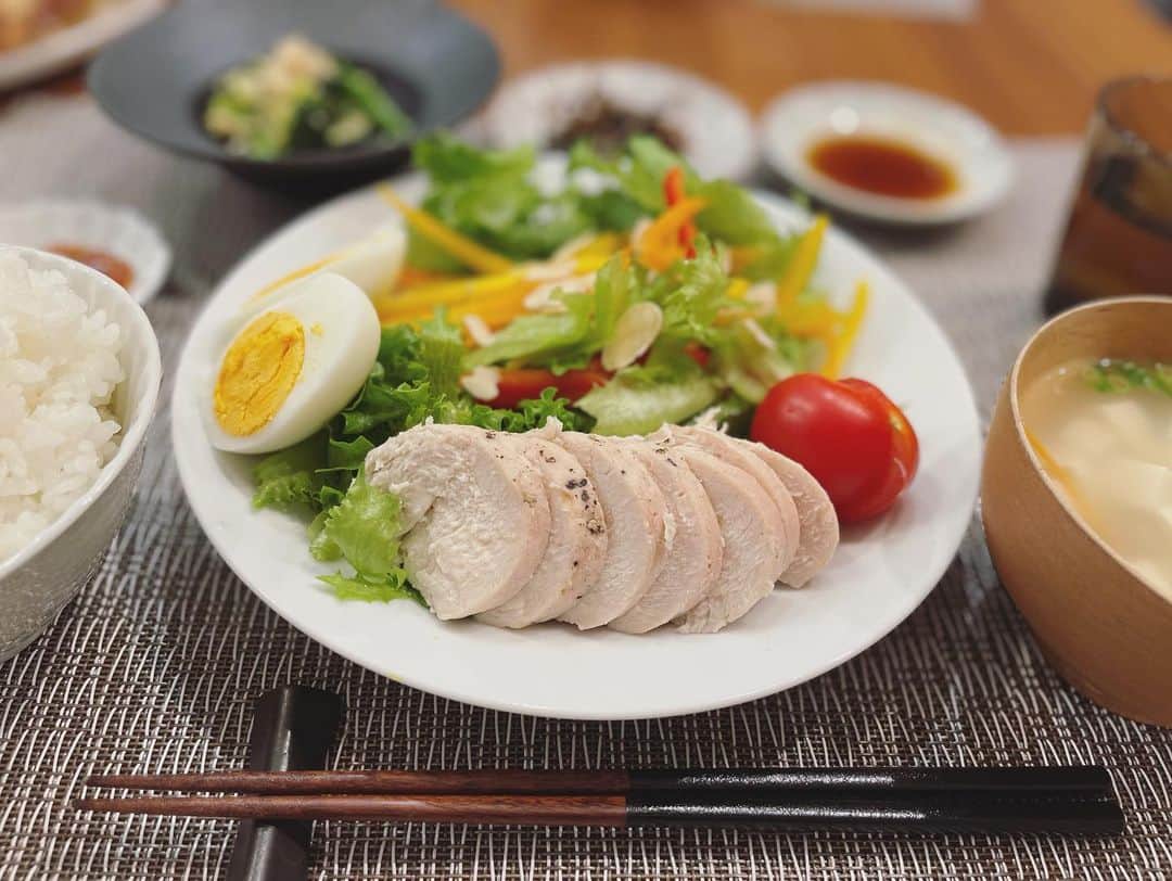 本田朋子さんのインスタグラム写真 - (本田朋子Instagram)「昨夜の夕飯は、鶏ハムサラダや餃子などなど。 ヒルナンデス！のロケがきっかけで購入したアイリスオーヤマの電気圧力調理鍋。 鶏ハムを作ってみたら、しっとり柔らかくなりました！  他にも、チキンカレーもお肉がほろほろになったし、参鶏湯風スープもお肉が柔らかくなって、滋味あふれるスープに。  宣伝とかではなく、リアルにおすすめしたい調理家電です。  気がつけば鶏肉料理ばかり作っていたので、豚の角煮やローストビーフとかにも挑戦してみまーす！  #夕飯 #献立 #アスリート飯  #鶏ハム #鶏むね肉 #本田朋子のweekly献立  #ヒルナンデス #アイリスオーヤマ #電気圧力鍋」11月12日 10時06分 - tomoko_honda_official_phonics