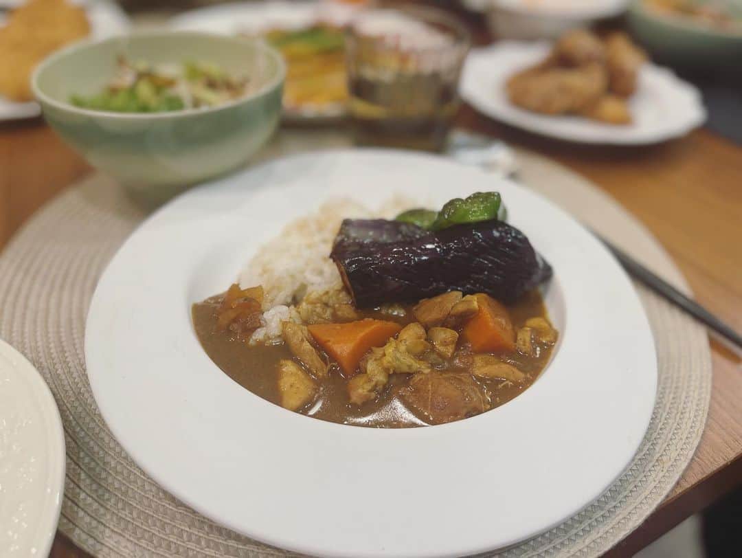 本田朋子さんのインスタグラム写真 - (本田朋子Instagram)「昨夜の夕飯は、鶏ハムサラダや餃子などなど。 ヒルナンデス！のロケがきっかけで購入したアイリスオーヤマの電気圧力調理鍋。 鶏ハムを作ってみたら、しっとり柔らかくなりました！  他にも、チキンカレーもお肉がほろほろになったし、参鶏湯風スープもお肉が柔らかくなって、滋味あふれるスープに。  宣伝とかではなく、リアルにおすすめしたい調理家電です。  気がつけば鶏肉料理ばかり作っていたので、豚の角煮やローストビーフとかにも挑戦してみまーす！  #夕飯 #献立 #アスリート飯  #鶏ハム #鶏むね肉 #本田朋子のweekly献立  #ヒルナンデス #アイリスオーヤマ #電気圧力鍋」11月12日 10時06分 - tomoko_honda_official_phonics