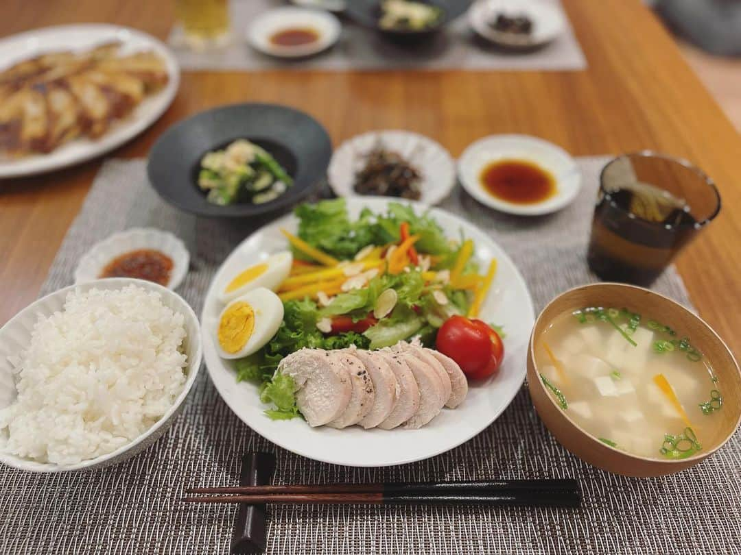 本田朋子さんのインスタグラム写真 - (本田朋子Instagram)「昨夜の夕飯は、鶏ハムサラダや餃子などなど。 ヒルナンデス！のロケがきっかけで購入したアイリスオーヤマの電気圧力調理鍋。 鶏ハムを作ってみたら、しっとり柔らかくなりました！  他にも、チキンカレーもお肉がほろほろになったし、参鶏湯風スープもお肉が柔らかくなって、滋味あふれるスープに。  宣伝とかではなく、リアルにおすすめしたい調理家電です。  気がつけば鶏肉料理ばかり作っていたので、豚の角煮やローストビーフとかにも挑戦してみまーす！  #夕飯 #献立 #アスリート飯  #鶏ハム #鶏むね肉 #本田朋子のweekly献立  #ヒルナンデス #アイリスオーヤマ #電気圧力鍋」11月12日 10時06分 - tomoko_honda_official_phonics