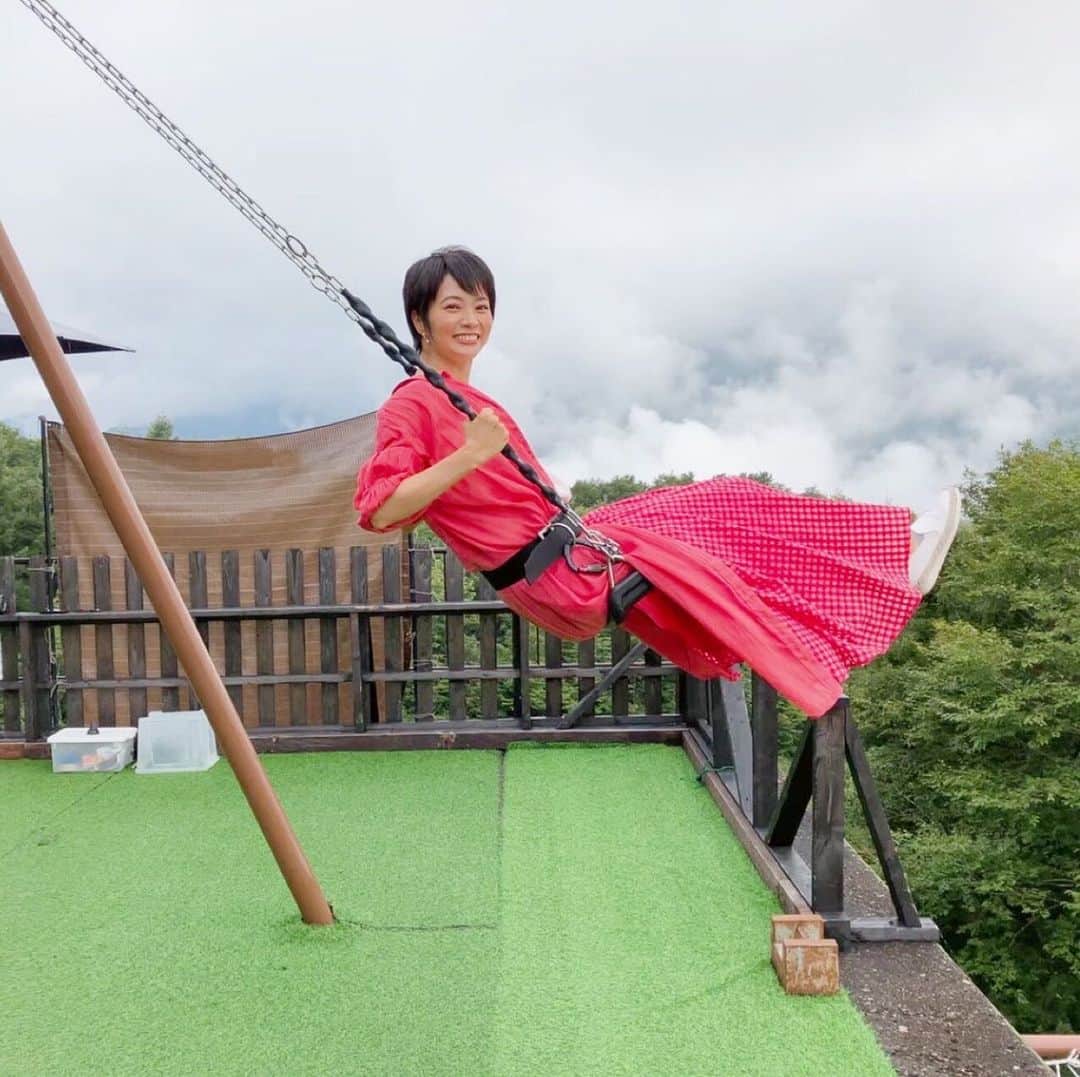 村井美樹さんのインスタグラム写真 - (村井美樹Instagram)「リゾートビューふるさとで行く秋の大糸線の旅🍁  #信濃大町駅 から北に進むと、沿線に　#仁科三湖（ #木崎湖 #中綱湖 #青木湖 ）が見えてきます。湖のすぐそばを走ったり、田園と湖の風景を楽しんだり。大糸線で車窓が美しいおすすめのスポットです☺️無人駅の #稲尾駅 も、のどかな田んぼの景色が素敵ですよ✨  #白馬駅 に降りたら、話題の #白馬岩岳マウンテンリゾート へ。 北アルプスを一望できる絶景テラス #白馬マウンテンハーバー や、ハイジ気分で #ヤッホースイング が楽しめます。私が行った時は真っ白だったので、またリベンジしたいなぁ…！  #南小谷駅 からバスで向かった先の #オタリアンジェラート は、小谷村をはじめ、長野県産の素材を使用したジェラートが味わえます🍨  詳しくはナガトリチャンネル @nagatori_channel のYouTubeでご紹介しています☺️  ↑ハイライトから飛べます。  #大糸線 #信濃大町観光大使 #リゾートビューふるさと」11月12日 12時08分 - miki_murai_