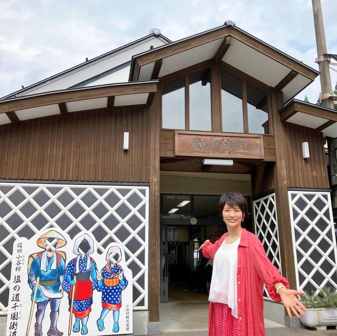 村井美樹さんのインスタグラム写真 - (村井美樹Instagram)「リゾートビューふるさとで行く秋の大糸線の旅🍁  #信濃大町駅 から北に進むと、沿線に　#仁科三湖（ #木崎湖 #中綱湖 #青木湖 ）が見えてきます。湖のすぐそばを走ったり、田園と湖の風景を楽しんだり。大糸線で車窓が美しいおすすめのスポットです☺️無人駅の #稲尾駅 も、のどかな田んぼの景色が素敵ですよ✨  #白馬駅 に降りたら、話題の #白馬岩岳マウンテンリゾート へ。 北アルプスを一望できる絶景テラス #白馬マウンテンハーバー や、ハイジ気分で #ヤッホースイング が楽しめます。私が行った時は真っ白だったので、またリベンジしたいなぁ…！  #南小谷駅 からバスで向かった先の #オタリアンジェラート は、小谷村をはじめ、長野県産の素材を使用したジェラートが味わえます🍨  詳しくはナガトリチャンネル @nagatori_channel のYouTubeでご紹介しています☺️  ↑ハイライトから飛べます。  #大糸線 #信濃大町観光大使 #リゾートビューふるさと」11月12日 12時08分 - miki_murai_