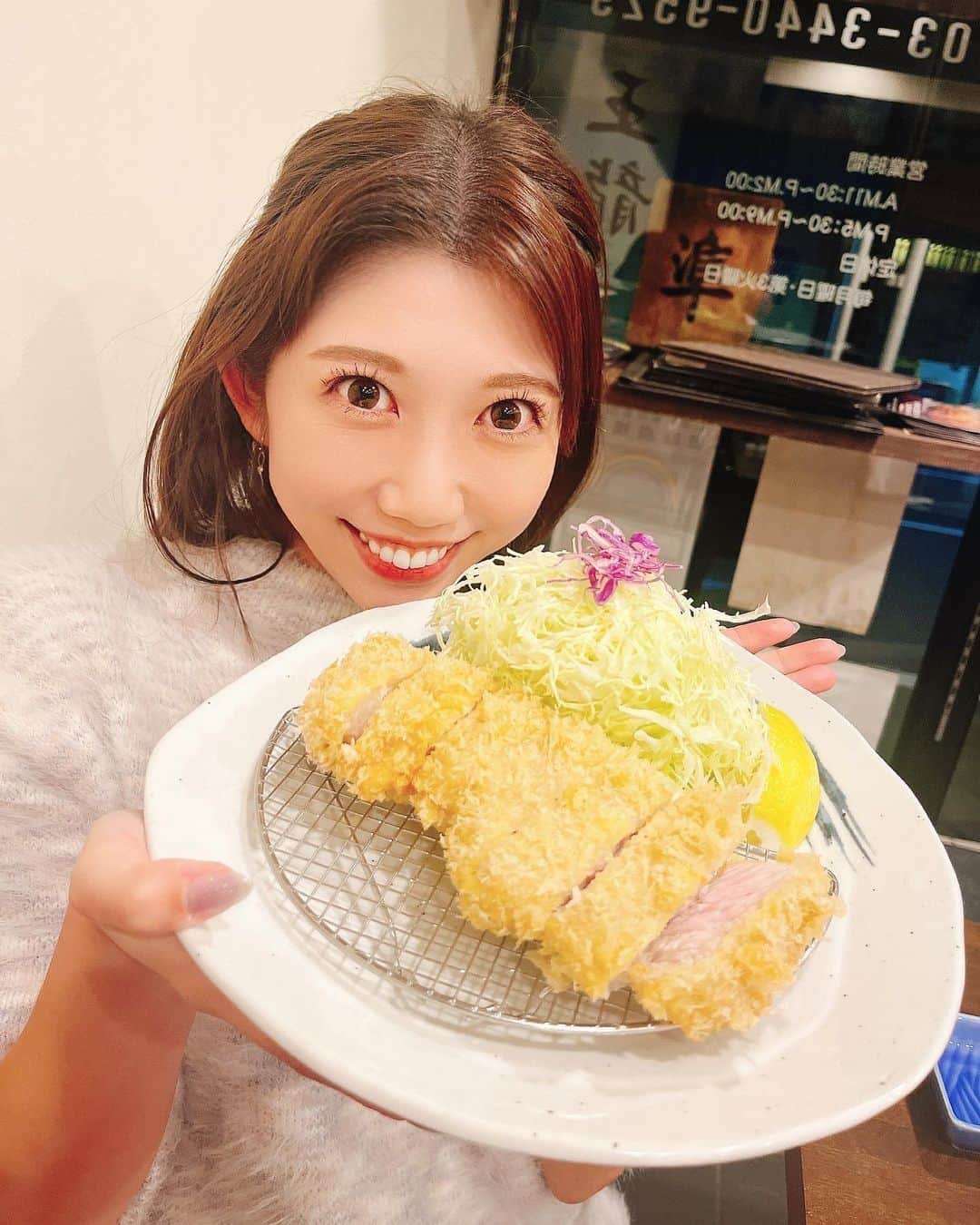 黒田菜月さんのインスタグラム写真 - (黒田菜月Instagram)「ペロリ😋 #TBSニュース #衣装 #ヘアメイク #女子アナ #アナウンサー #女子アナヘア #女子アナメイク . #とんかつ #ハマりそうな予感」11月12日 12時21分 - nyaaatsuki_krd