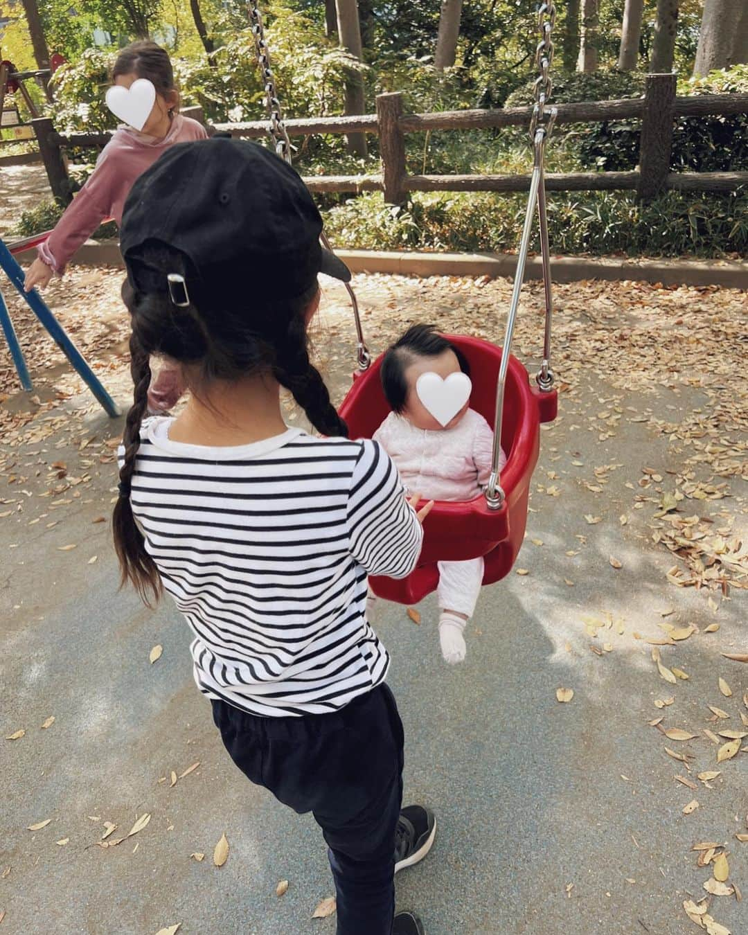 翁安芸さんのインスタグラム写真 - (翁安芸Instagram)「公園でお姉ちゃんを見守り隊🍂  小さい足の靴下がかわいい🤍  後半はお姉ちゃんとはじめてのブランコと滑り台👶🏻👧🏻🤍🤍  私はグレーのスウェットに、グリーンの小物たち💚  #weekend #公園 #bottegaveneta #jnhearts #nikesacai #tokyo #bonpoint」11月12日 17時52分 - akinyc