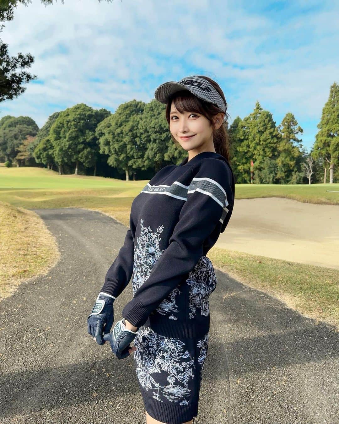MAYUさんのインスタグラム写真 - (MAYUInstagram)「. 今日はあたたかくてゴルフ日和⛳️ 11月とは思えないくらいぽかぽかだった☀️ 半袖の人もたくさんいたよ！🥺 . ウェアは @pearlygates_official  刺繍がたっぷりのセットアップ🖤 かわいくておきにいり〜💐✨ . スコアは⚪️41.48-89（35putt） 前半は調子良くてるんるんだったけど 後半崩れちゃったな〜🥲 パターもなかなか入ってくれなくてへこんだ、、😂 . 次回の予約も取ったからリベンジ頑張る！⛳️✊ . . #ゴルフ女子#ゴルフ#ゴルフウェア#ゴルフコーデ#パーリーゲイツ#ロッテ皆吉台カントリー倶楽部#golf#golfwear#golflife#golfstagram#golfcourse#golfday#golfaddict#golfclub#pearlygates#cpggolf#japanesegirl」11月12日 18時52分 - mayu.kina_golf