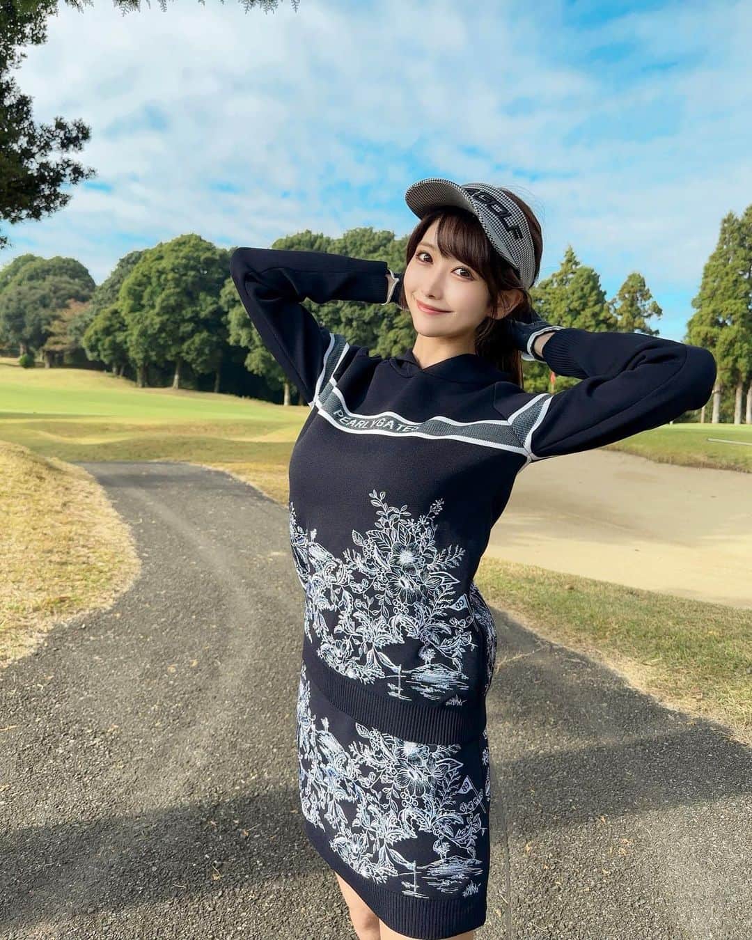 MAYUさんのインスタグラム写真 - (MAYUInstagram)「. 今日はあたたかくてゴルフ日和⛳️ 11月とは思えないくらいぽかぽかだった☀️ 半袖の人もたくさんいたよ！🥺 . ウェアは @pearlygates_official  刺繍がたっぷりのセットアップ🖤 かわいくておきにいり〜💐✨ . スコアは⚪️41.48-89（35putt） 前半は調子良くてるんるんだったけど 後半崩れちゃったな〜🥲 パターもなかなか入ってくれなくてへこんだ、、😂 . 次回の予約も取ったからリベンジ頑張る！⛳️✊ . . #ゴルフ女子#ゴルフ#ゴルフウェア#ゴルフコーデ#パーリーゲイツ#ロッテ皆吉台カントリー倶楽部#golf#golfwear#golflife#golfstagram#golfcourse#golfday#golfaddict#golfclub#pearlygates#cpggolf#japanesegirl」11月12日 18時52分 - mayu.kina_golf