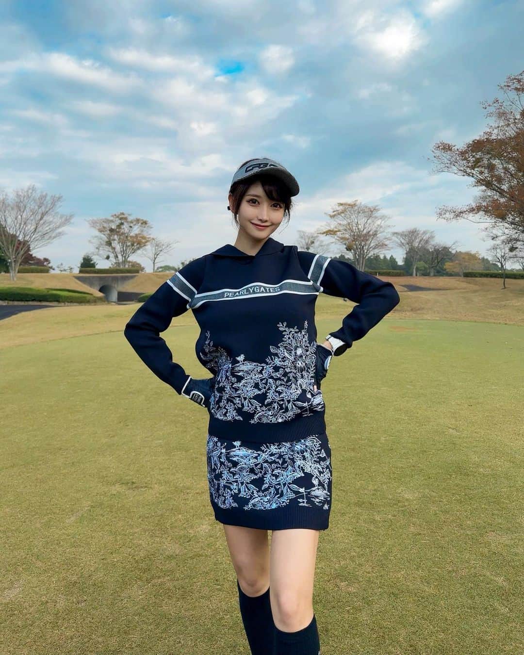 MAYUさんのインスタグラム写真 - (MAYUInstagram)「. 今日はあたたかくてゴルフ日和⛳️ 11月とは思えないくらいぽかぽかだった☀️ 半袖の人もたくさんいたよ！🥺 . ウェアは @pearlygates_official  刺繍がたっぷりのセットアップ🖤 かわいくておきにいり〜💐✨ . スコアは⚪️41.48-89（35putt） 前半は調子良くてるんるんだったけど 後半崩れちゃったな〜🥲 パターもなかなか入ってくれなくてへこんだ、、😂 . 次回の予約も取ったからリベンジ頑張る！⛳️✊ . . #ゴルフ女子#ゴルフ#ゴルフウェア#ゴルフコーデ#パーリーゲイツ#ロッテ皆吉台カントリー倶楽部#golf#golfwear#golflife#golfstagram#golfcourse#golfday#golfaddict#golfclub#pearlygates#cpggolf#japanesegirl」11月12日 18時52分 - mayu.kina_golf