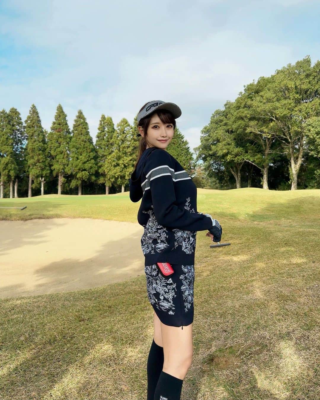 MAYUさんのインスタグラム写真 - (MAYUInstagram)「. 今日はあたたかくてゴルフ日和⛳️ 11月とは思えないくらいぽかぽかだった☀️ 半袖の人もたくさんいたよ！🥺 . ウェアは @pearlygates_official  刺繍がたっぷりのセットアップ🖤 かわいくておきにいり〜💐✨ . スコアは⚪️41.48-89（35putt） 前半は調子良くてるんるんだったけど 後半崩れちゃったな〜🥲 パターもなかなか入ってくれなくてへこんだ、、😂 . 次回の予約も取ったからリベンジ頑張る！⛳️✊ . . #ゴルフ女子#ゴルフ#ゴルフウェア#ゴルフコーデ#パーリーゲイツ#ロッテ皆吉台カントリー倶楽部#golf#golfwear#golflife#golfstagram#golfcourse#golfday#golfaddict#golfclub#pearlygates#cpggolf#japanesegirl」11月12日 18時52分 - mayu.kina_golf