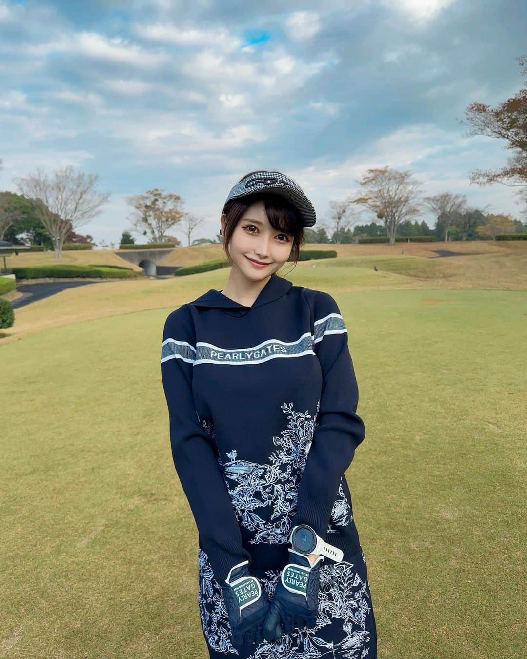 MAYUさんのインスタグラム写真 - (MAYUInstagram)「. 今日はあたたかくてゴルフ日和⛳️ 11月とは思えないくらいぽかぽかだった☀️ 半袖の人もたくさんいたよ！🥺 . ウェアは @pearlygates_official  刺繍がたっぷりのセットアップ🖤 かわいくておきにいり〜💐✨ . スコアは⚪️41.48-89（35putt） 前半は調子良くてるんるんだったけど 後半崩れちゃったな〜🥲 パターもなかなか入ってくれなくてへこんだ、、😂 . 次回の予約も取ったからリベンジ頑張る！⛳️✊ . . #ゴルフ女子#ゴルフ#ゴルフウェア#ゴルフコーデ#パーリーゲイツ#ロッテ皆吉台カントリー倶楽部#golf#golfwear#golflife#golfstagram#golfcourse#golfday#golfaddict#golfclub#pearlygates#cpggolf#japanesegirl」11月12日 18時52分 - mayu.kina_golf