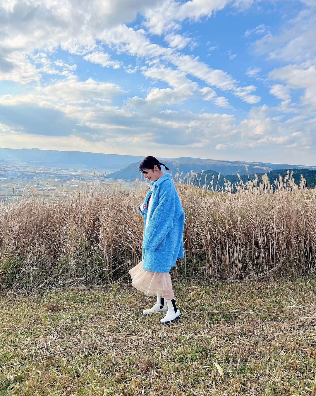 本郷杏奈さんのインスタグラム写真 - (本郷杏奈Instagram)「ニッポン今つないでみたら 夏編の北海道に引き続き ありがとうございました🫶  今回は熊本に🌾 優しいスタッフさんたちの おかげで楽しい生中継でした✨  可愛かった衣装🥺 coat @creolme_official tops @rielle_riche skirt @crayme_official pierce @naturali_jewelry shoes @ash_japan_official」11月12日 19時30分 - annahongou