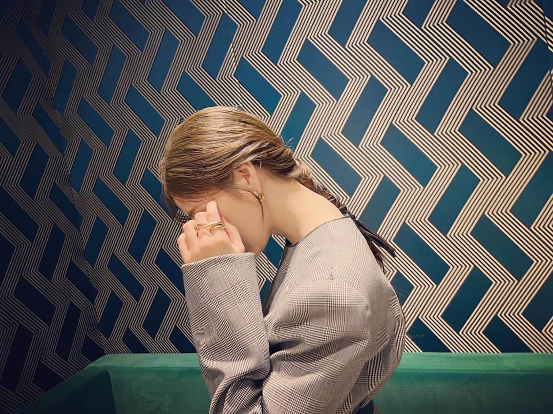 白石麻衣さんのインスタグラム写真 - (白石麻衣Instagram)「隠れて見えてなかったけど、  実は、髪の毛を長く付けてもらってました🦁  数時間だけのスーパーロング！ いつもお世話になってるヘアメイクさんです。ありがとう🧡」11月12日 21時39分 - m.shiraishi.official