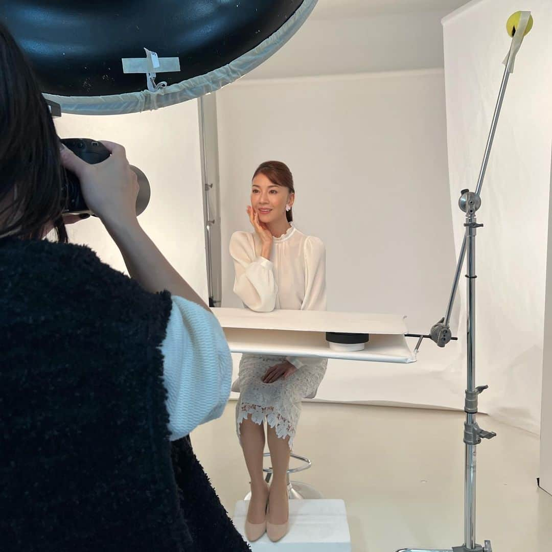 君島十和子さんのインスタグラム写真 - (君島十和子Instagram)「私が仕事をしている スキンケアブランド 「FTC」(エフティーシー)の毎月のパンフレットの撮影の様子です。  普段の仕事の約8割強は 製品企画、開発、 販促、PR…… 多岐に渡り、時間に追われていますが  「肌が健康で気持ちが良い」 「人から肌を褒められる」 と、お客さまから おっしゃって頂くことが 仕事へのモチベーションになっています。  自分が寝食を忘れて 向かい合える仕事に感謝。 そして、仕事を通じてお会い出来る方々に感謝です。  【ライブお休みのご連絡】 毎週日曜日10時からのライブをお楽しみ頂きありがとうございます。 明日(11/13)は早朝よりスタジオに向かい撮影があります。著作権上の理由によりライブはお休みさせて頂きます。  #skincarejapan  #スキンケア大好き #青山通り #表参道駅 #美肌ケア #エイジングケア化粧品 #美白サプリ #毛細血管ケア #毛細血管はヒハツ #ヒハツはftc #腸活サプリ #水溶性食物繊維 #ftcbeauty #君島十和子」11月12日 23時16分 - ftcbeauty.official